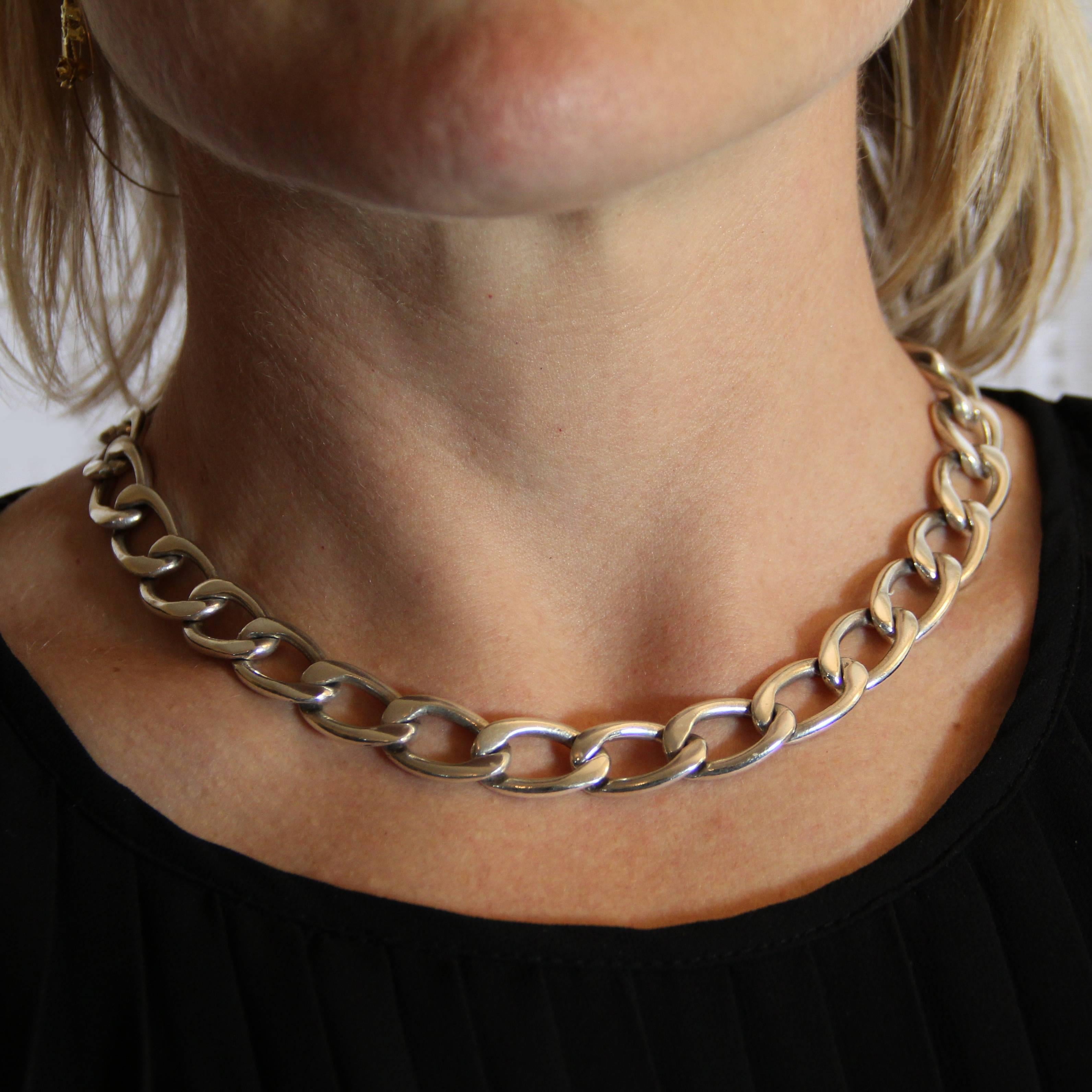 Necklace in Silver, 925.
It consists of a large flattened gourmette mesh. The 2 end links have a notch and interlock to close the necklace.
Length: 44.5 cm, width of the mesh: 1.3 cm, thickness: 0.4 cm.
Total weight of the jewel: 79.8 g