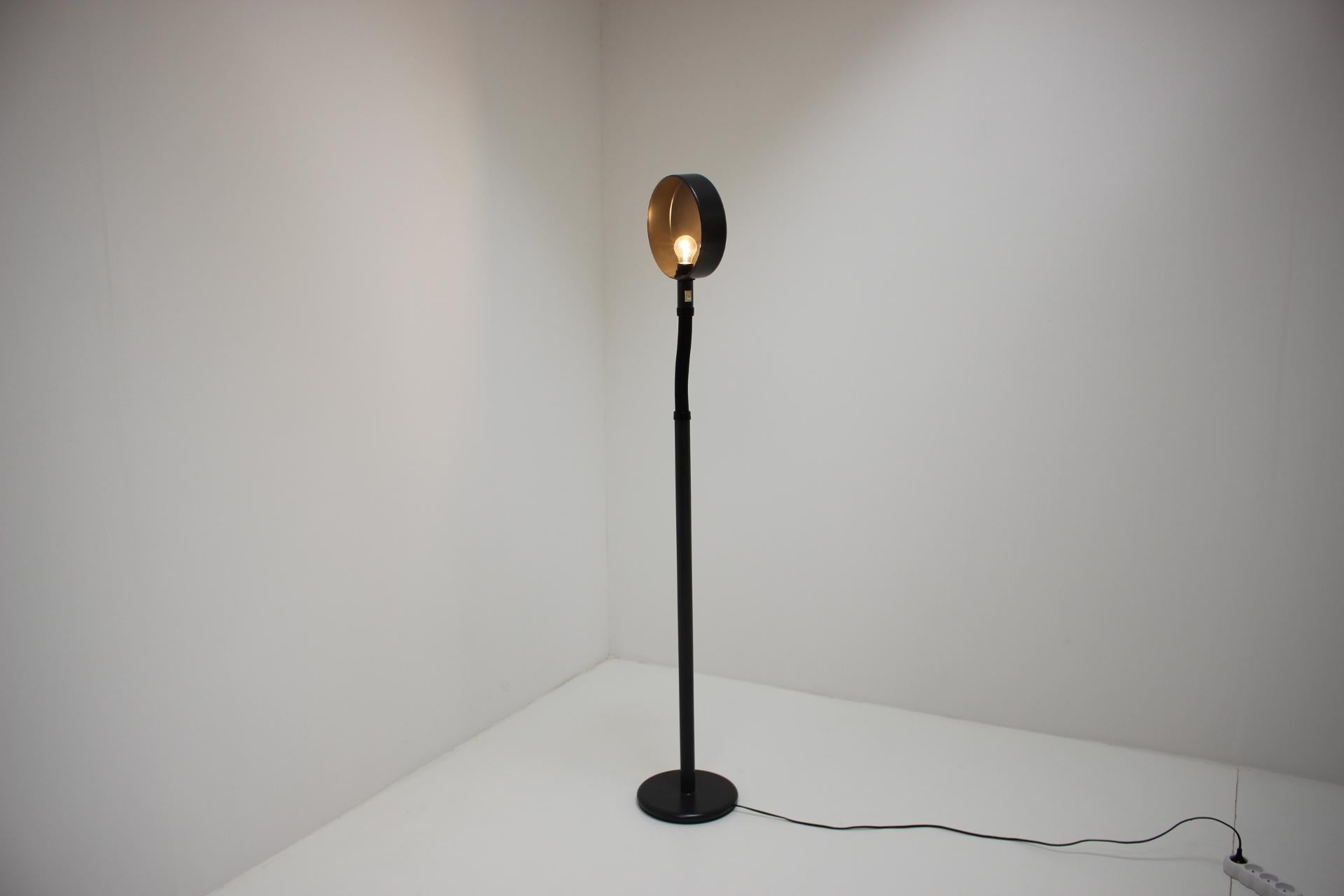 1970s Retro Vintage Freestanding Dijkstra Bowl Shaped Reading Floor Lamp In Good Condition For Sale In Praha, CZ