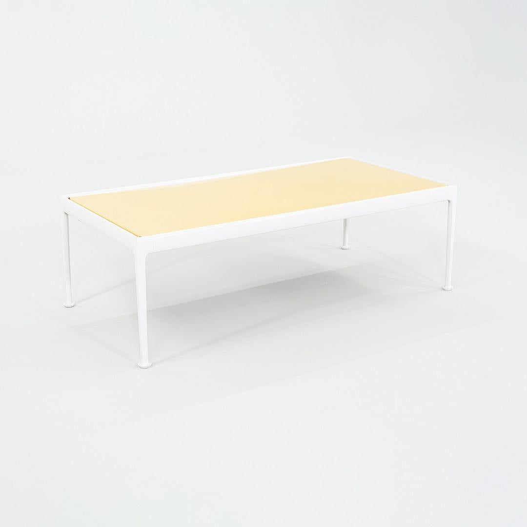 Il s'agit d'une table basse rectangulaire d'extérieur de la Collection S/One 1966, initialement conçue par Richard Schultz pour Knoll en 1966. Ces tables datent des années 1970 et ont été fraîchement revernies à la poudre. Le prix indiqué comprend