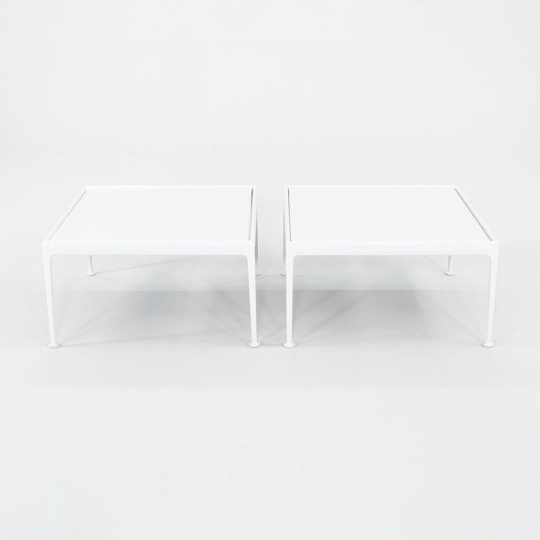 Il s'agit d'une table basse carrée d'extérieur de la Collectional 1966, initialement conçue par Richard Schultz pour Knoll en 1966. Ces tables datent des années 1970 et ont été fraîchement revernies à la poudre. Les tables sont construites en