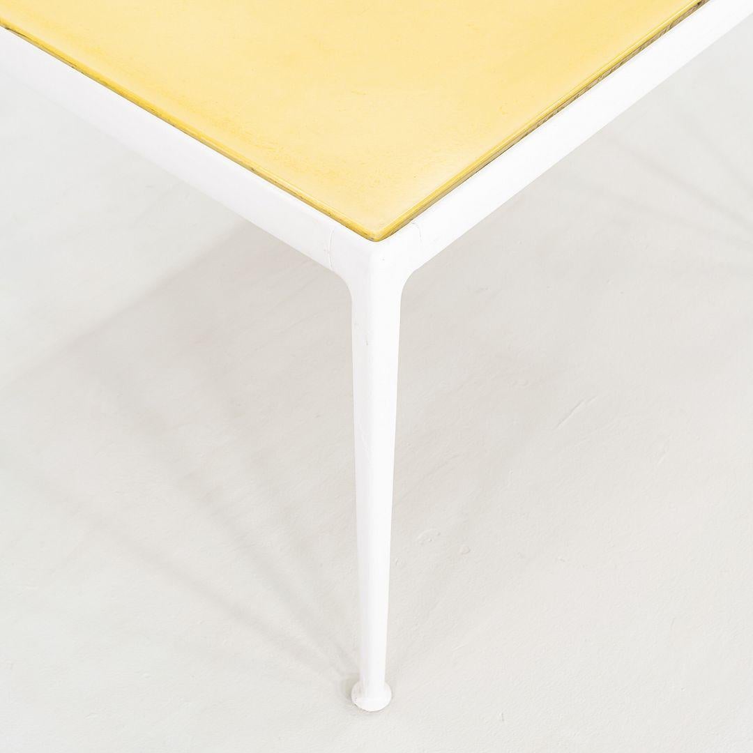 Il s'agit d'une table de salle à manger d'extérieur de la Collection 1966, conçue à l'origine par Richard Schultz pour Knoll en 1966. Cet exemple particulier date des années 1970. La table est constituée de pièces en aluminium moulé et extrudé avec
