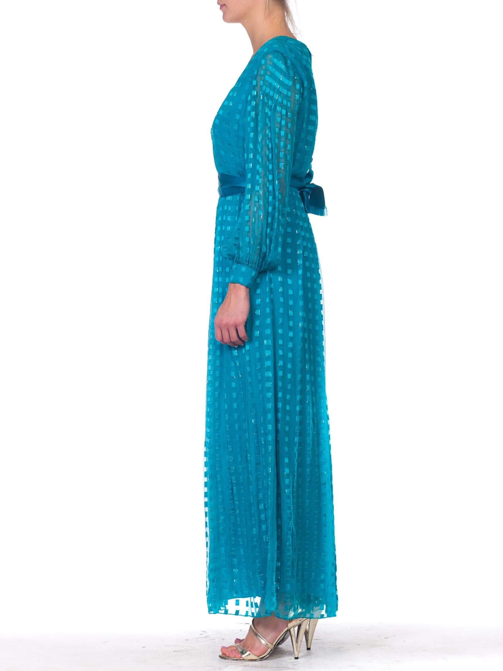 1970S RICHILENE Teal Silk & Lurex Fil Coupé Semi Formal Long Sleeved Gown With Satin Ribbon Sash