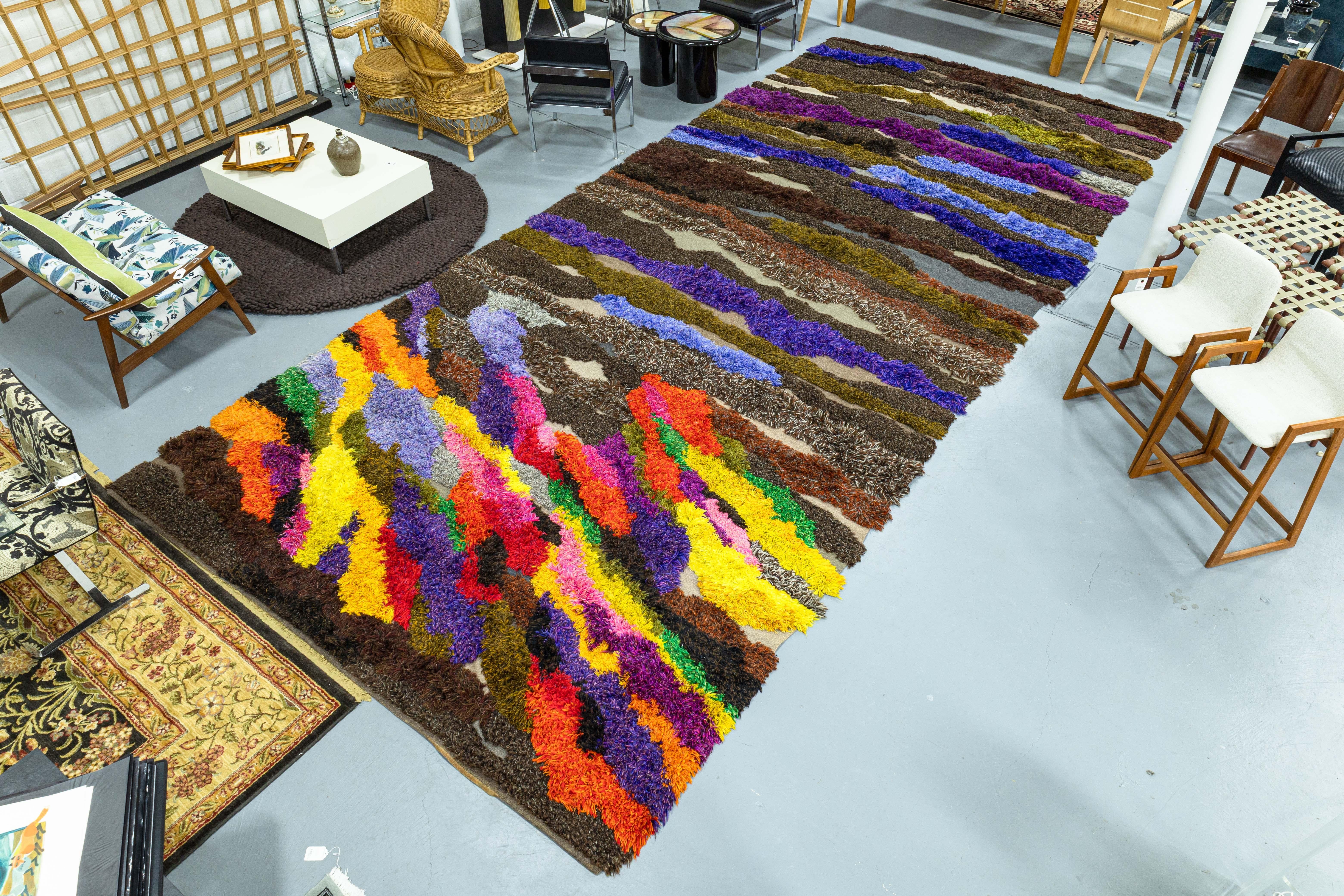 Ein monumentaler Robert Kidd-Textilteppich/Wandbehang. Dies ist ein wirklich außergewöhnliches, einzigartiges Textilstück des Künstlers Robert Kidd aus Michigan. Dieses Textil ist absolut riesig und macht in jedem Raum, in dem es platziert wird,