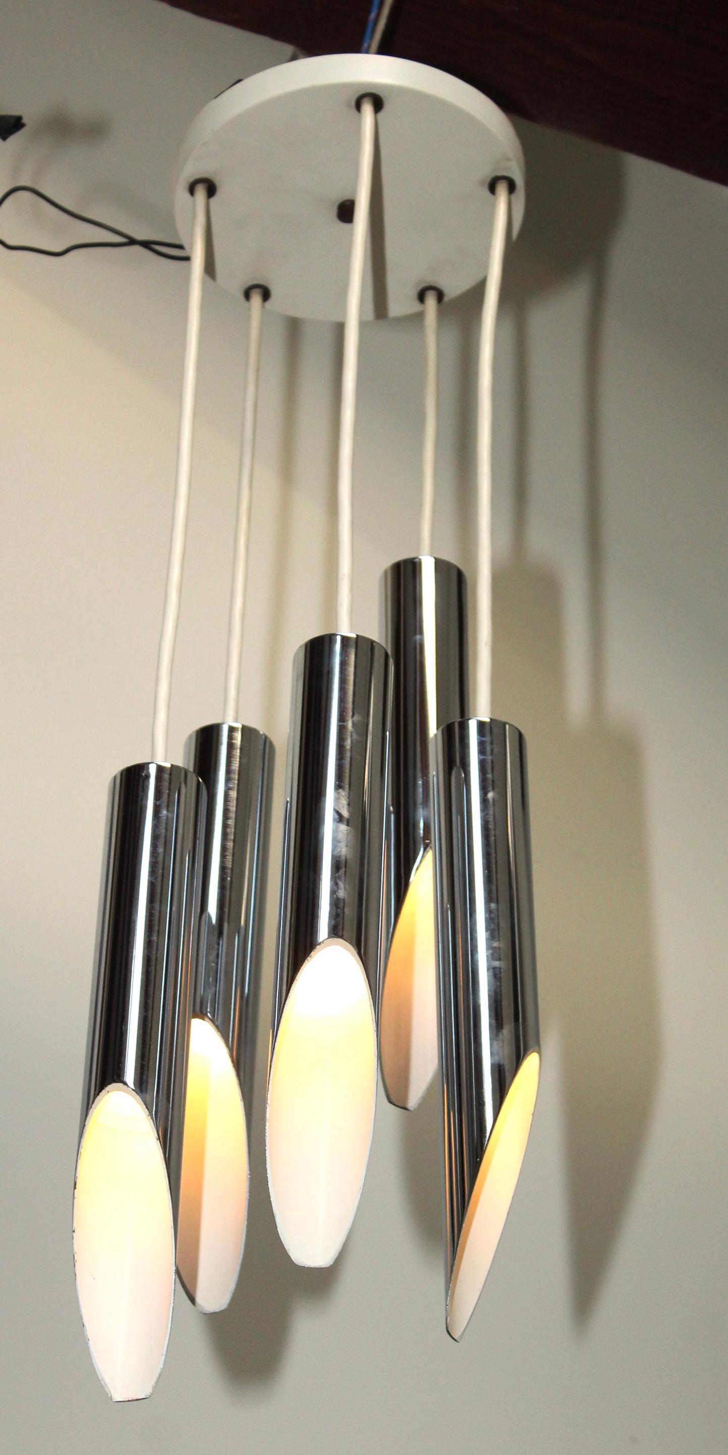 1970s chrome pendant chandelier with 5 adjustable chrome pipes. In vintage original condition.