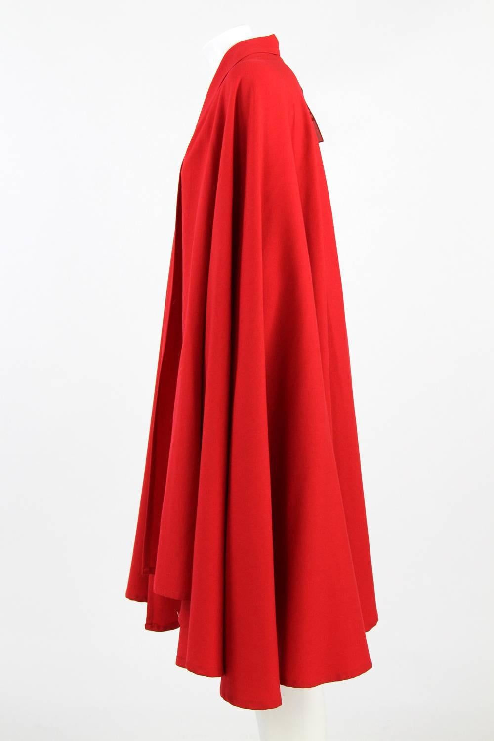 Roberta di Camerino red wool cape.
Overall good conditions: small hole on the top, see the pictures.
One size.