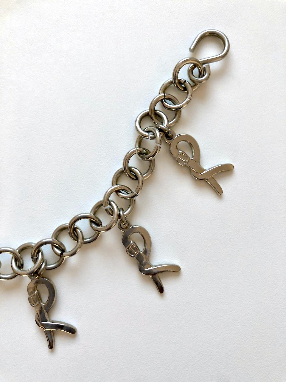 1970s Roberta di Camerino Silver Metal Logo Charm Chain Link Belt Necklace Strap In Excellent Condition For Sale In Munich, DE