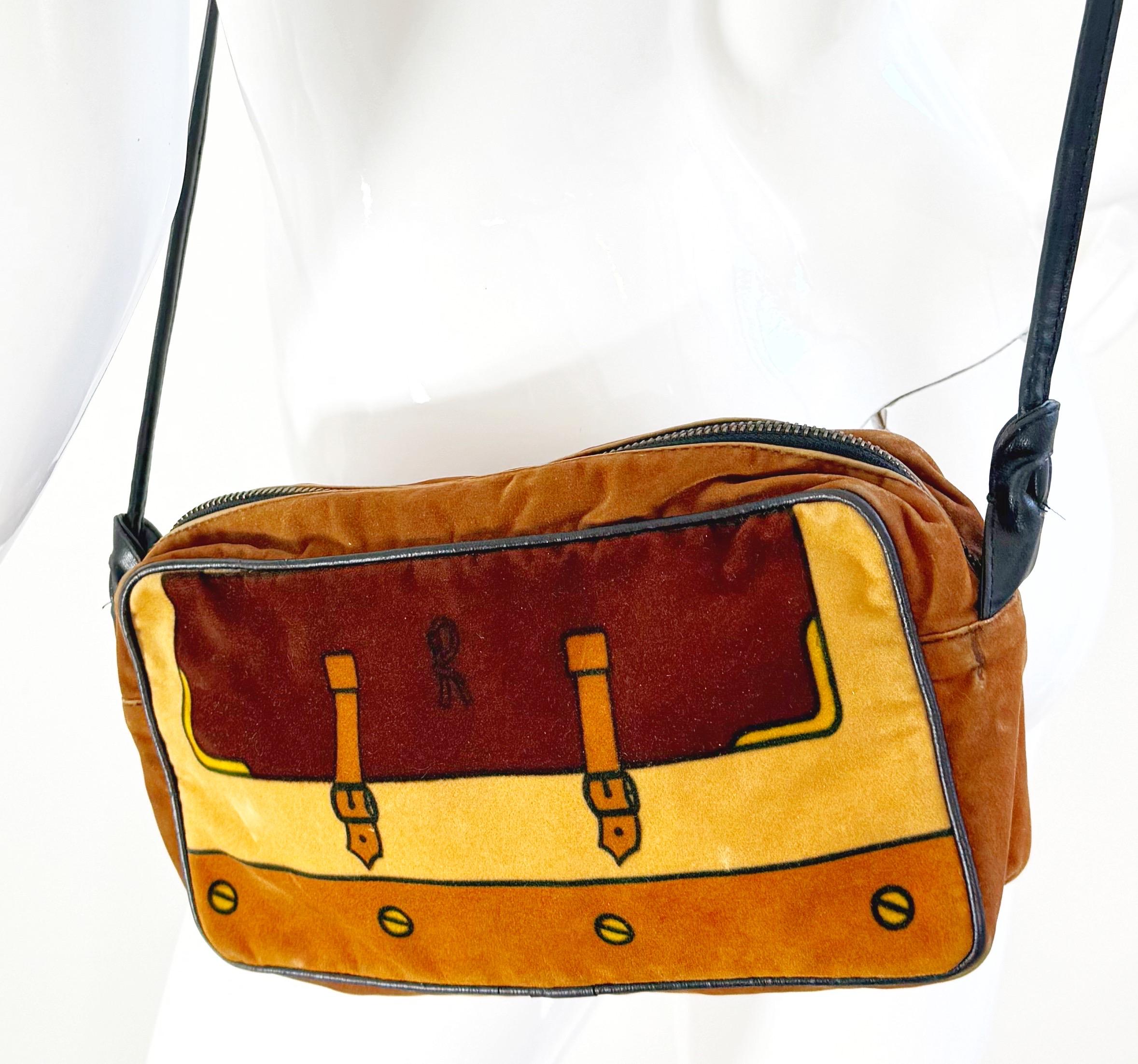 Elegante bolso cruzado / bandolera Roberta Di Camerino de terciopelo en trampantojo de principios de los 70. Presenta colores cálidos de marrón, tostado y negro. Ribete de cuero y correa de cuero. Cremallera metálica en la parte superior. La correa