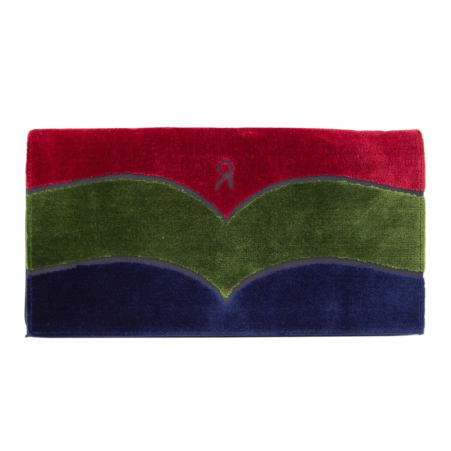 Pochette Roberta Di Camerino datant des années 1970. L'icône Roberta Di Camerino en velours marine, vert et rouge avec le petit logo 'R'. Dos solide de couleur marine et intérieur en cuir noir. Chaîne en métal doré en option pouvant être portée à