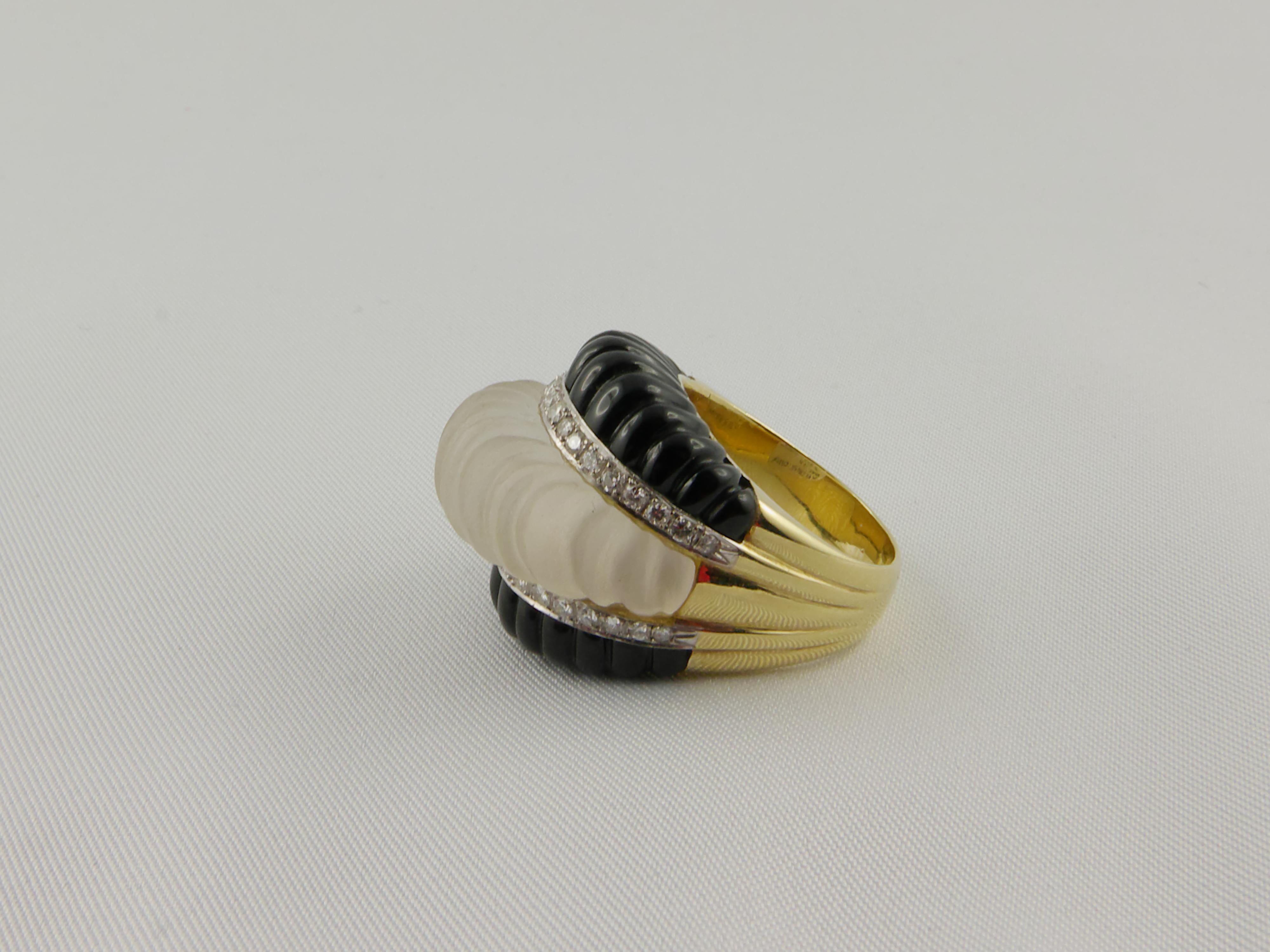 1970s Rock Crystal, Onyx, Diamond and Yellow Gold Ring In Good Condition For Sale In Torino, IT