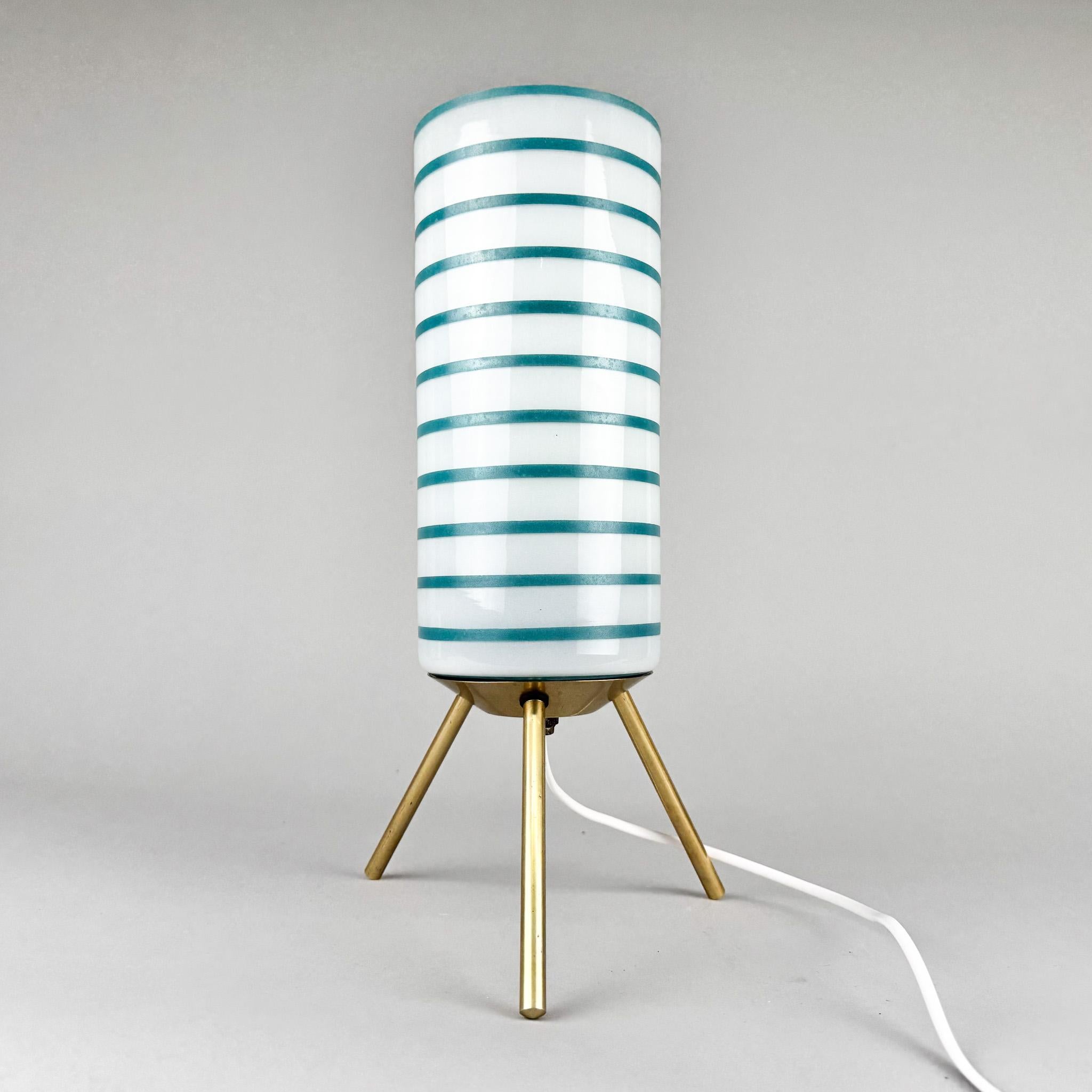 Lampada da tavolo a treppiede vintage, realizzata in Germania negli anni '70. Il diametro del tubo di vetro è di 12 cm. 
Lampadina: 1 x E 26 (E27). Nuovo cablaggio. Adattatore USA incluso.