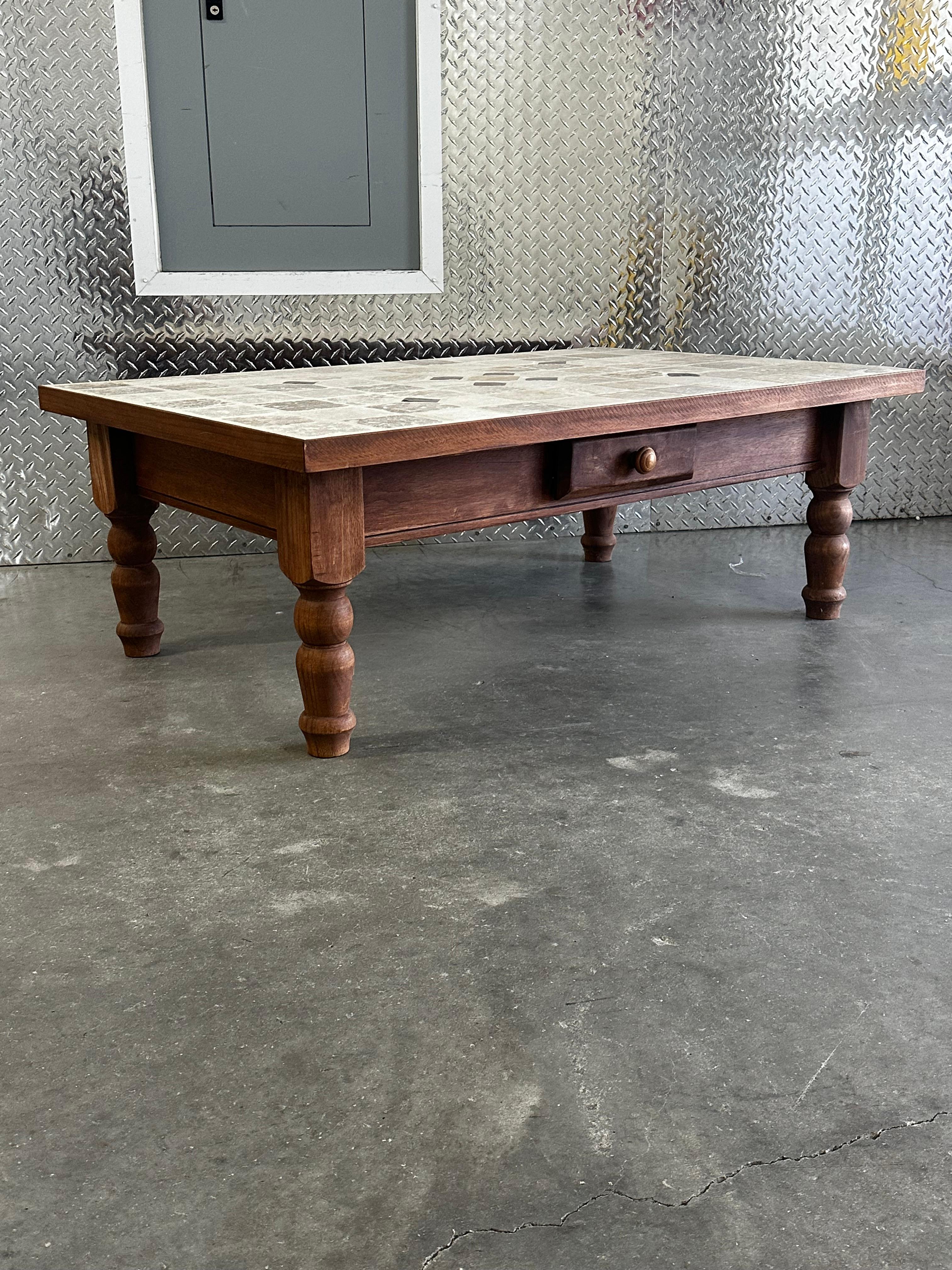 1970er Roger Capron Stil Holz Keramik Stein Fliesen Couchtisch (Ende des 20. Jahrhunderts) im Angebot
