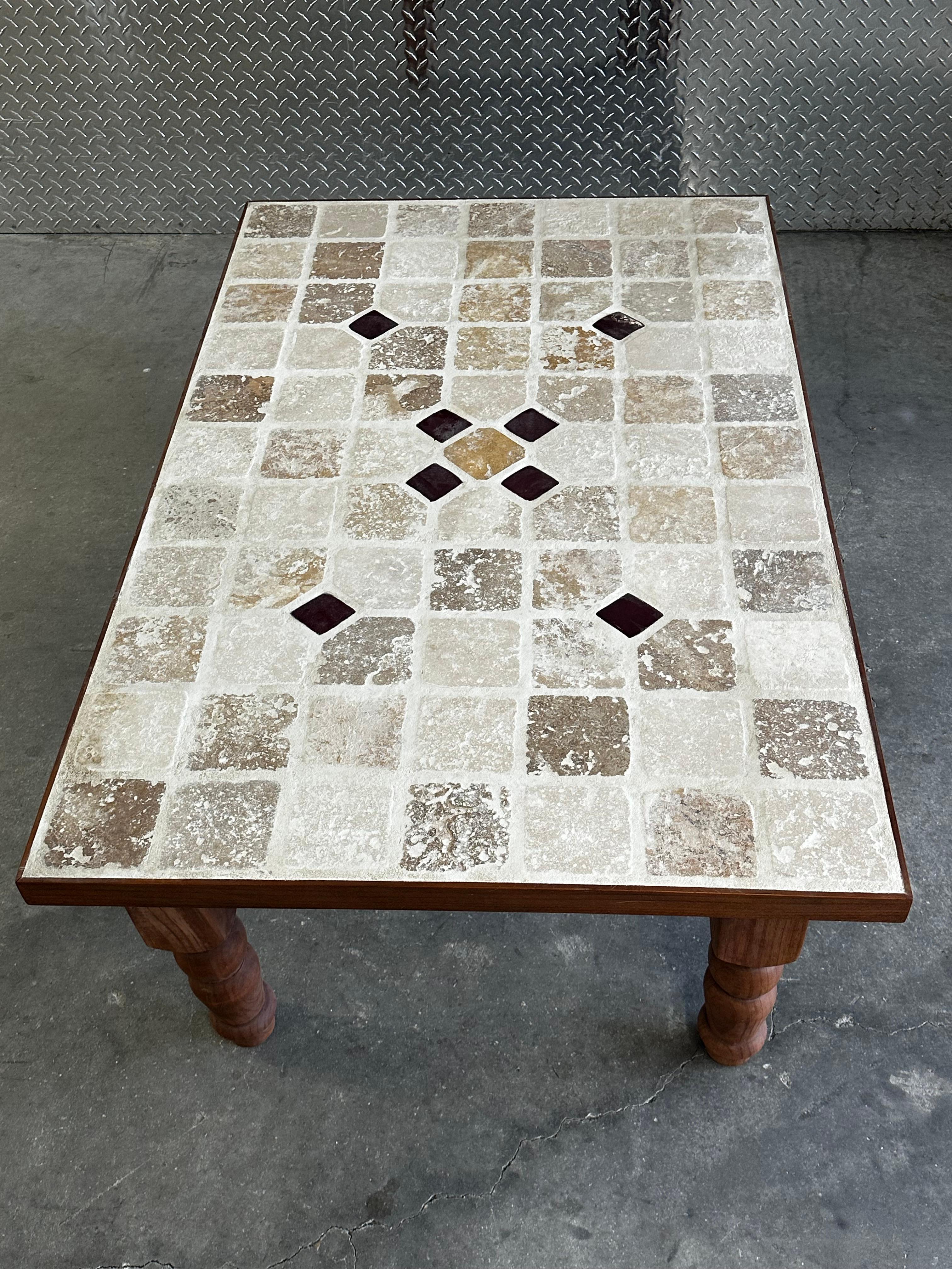 1970er Roger Capron Stil Holz Keramik Stein Fliesen Couchtisch im Angebot 1