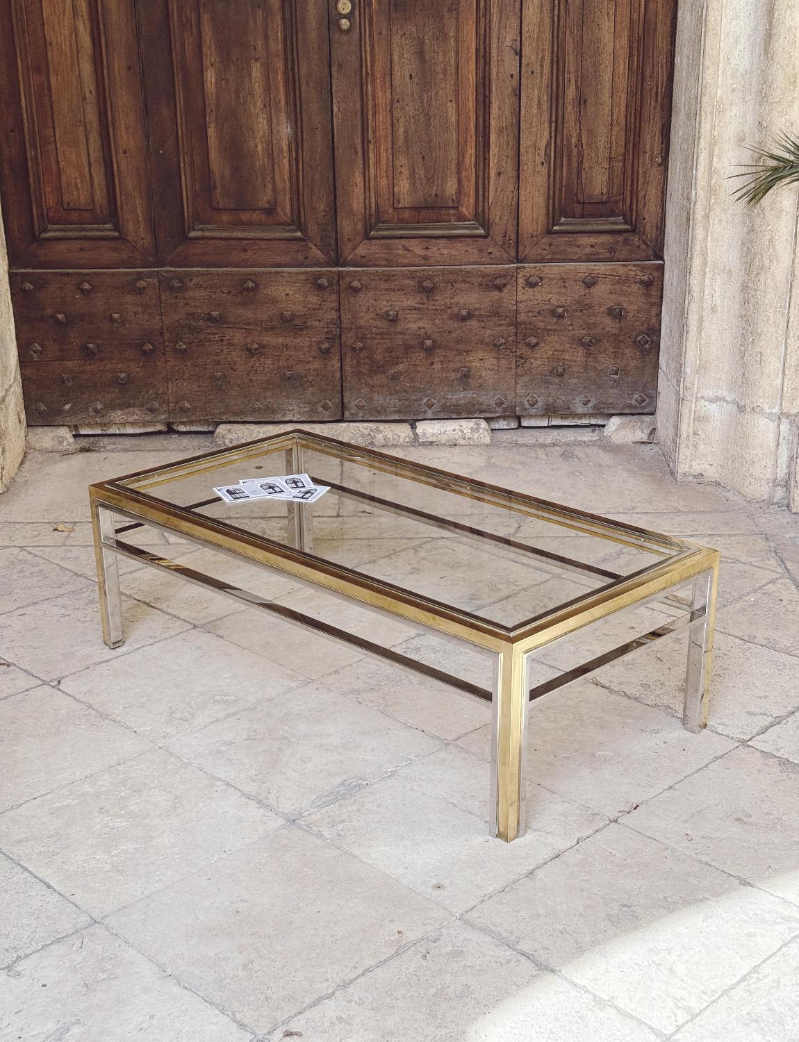 Magnifique table basse en laiton et verre chromé Romeo des années 1970. Il s'agit d'un exemple phénoménal du travail de conception de Romeo Rega. Je collectionne beaucoup de ces tables et j'en trouve rarement une aussi fabuleuse. Il est en excellent