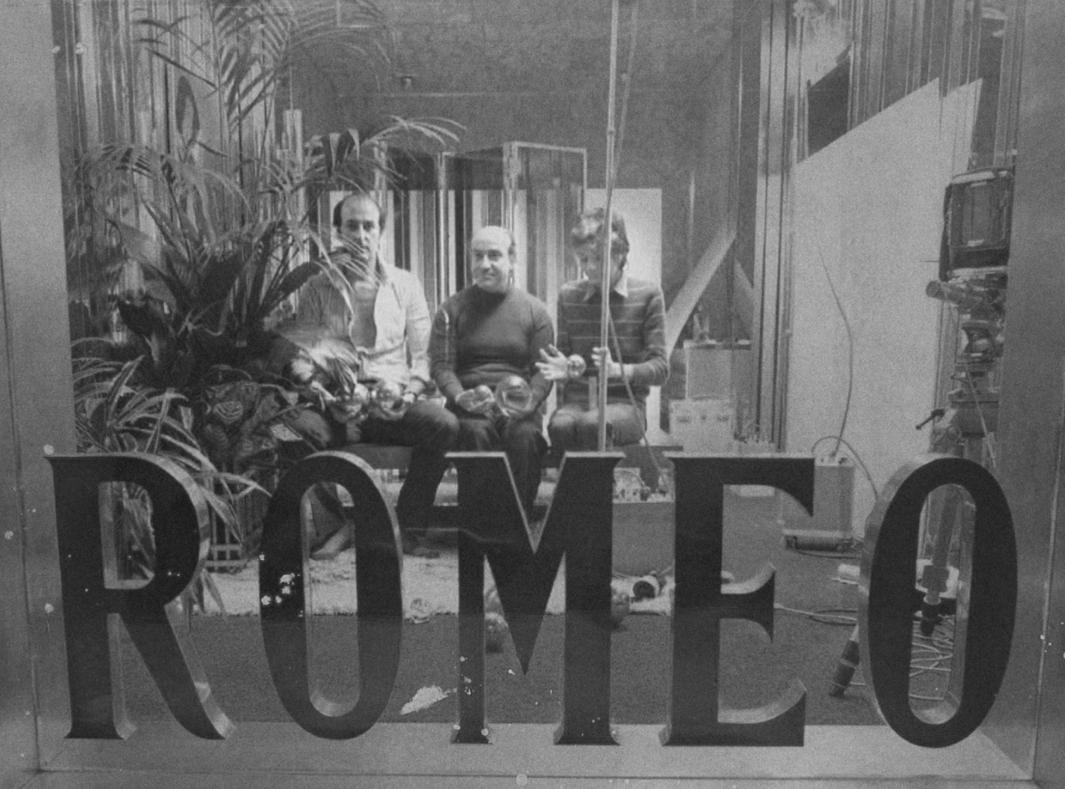 1970er Romeo Rega Esstisch aus Messing und Chrom mit bernsteinfarbenen Lucite-Details im Angebot 1