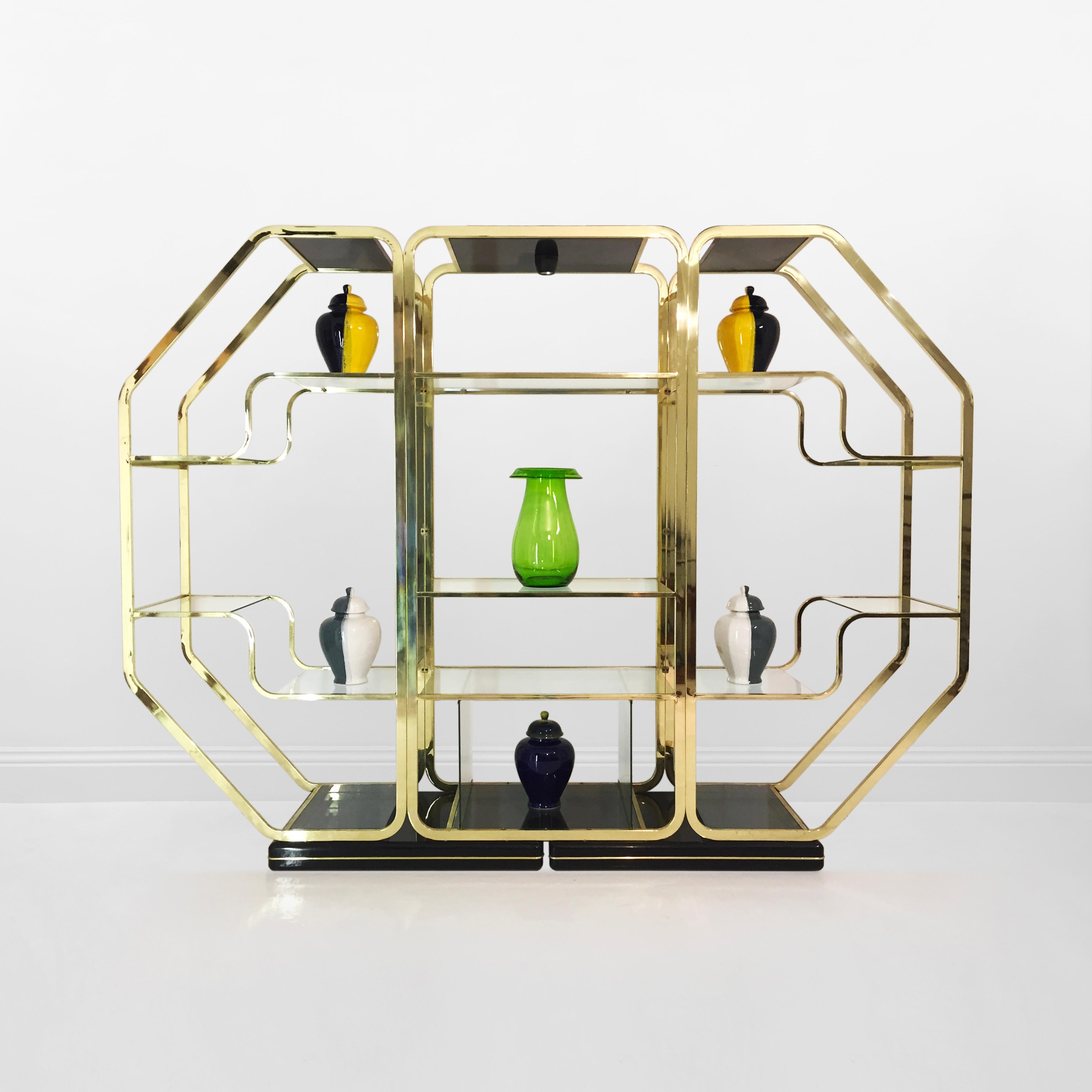 Hollywood Regency Vitrine octogonale en verre laqué en laiton de style Romeo Rega des années 1970, Unit Zevi en vente