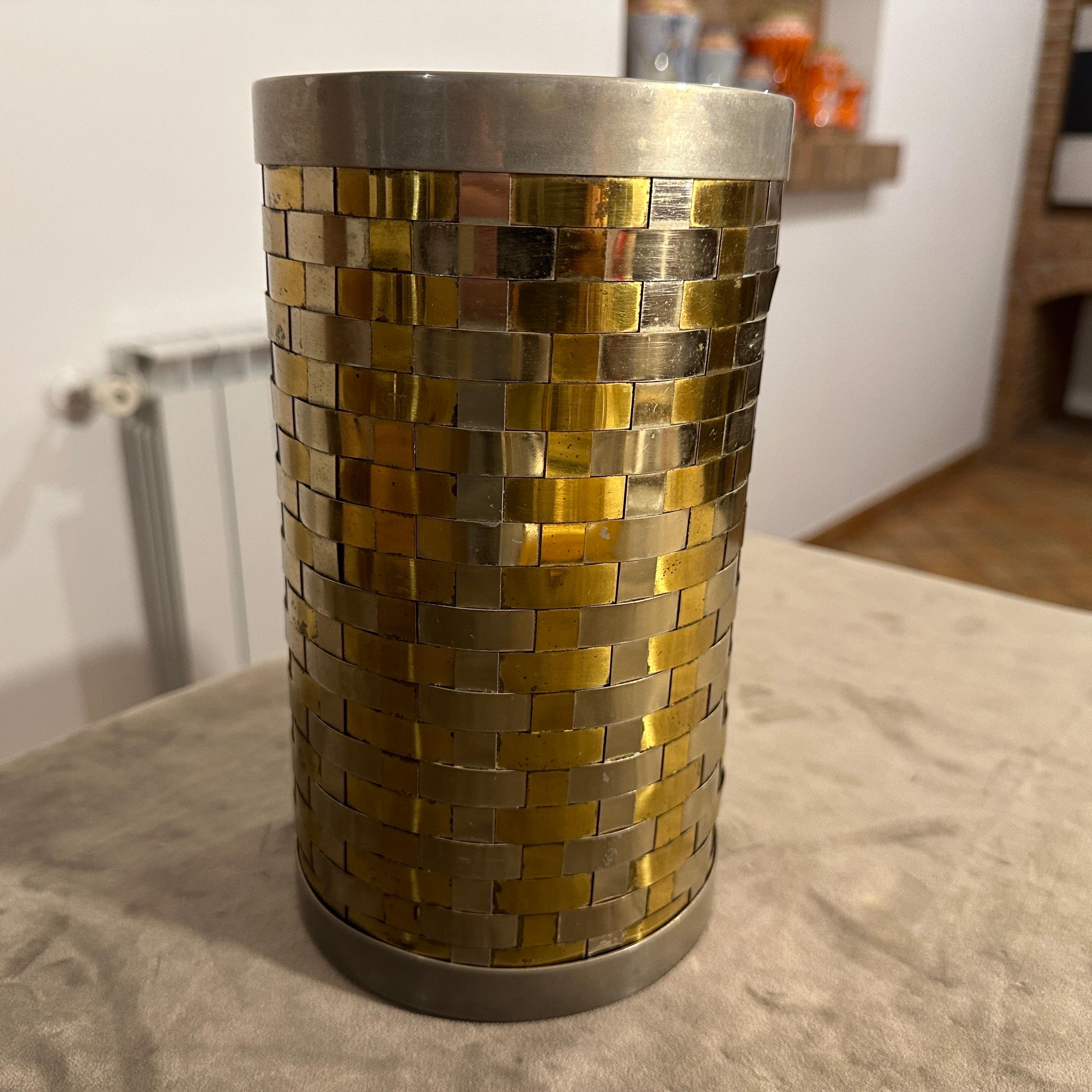 Si tratta di una cantinetta Romeo Rega degli anni '70, di stile Mid-Century Modern, che si distingue per l'artigianato raffinato e i materiali di lusso. Il design ha una forma cilindrica e l'esterno è composto da un intricato mosaico di tessere