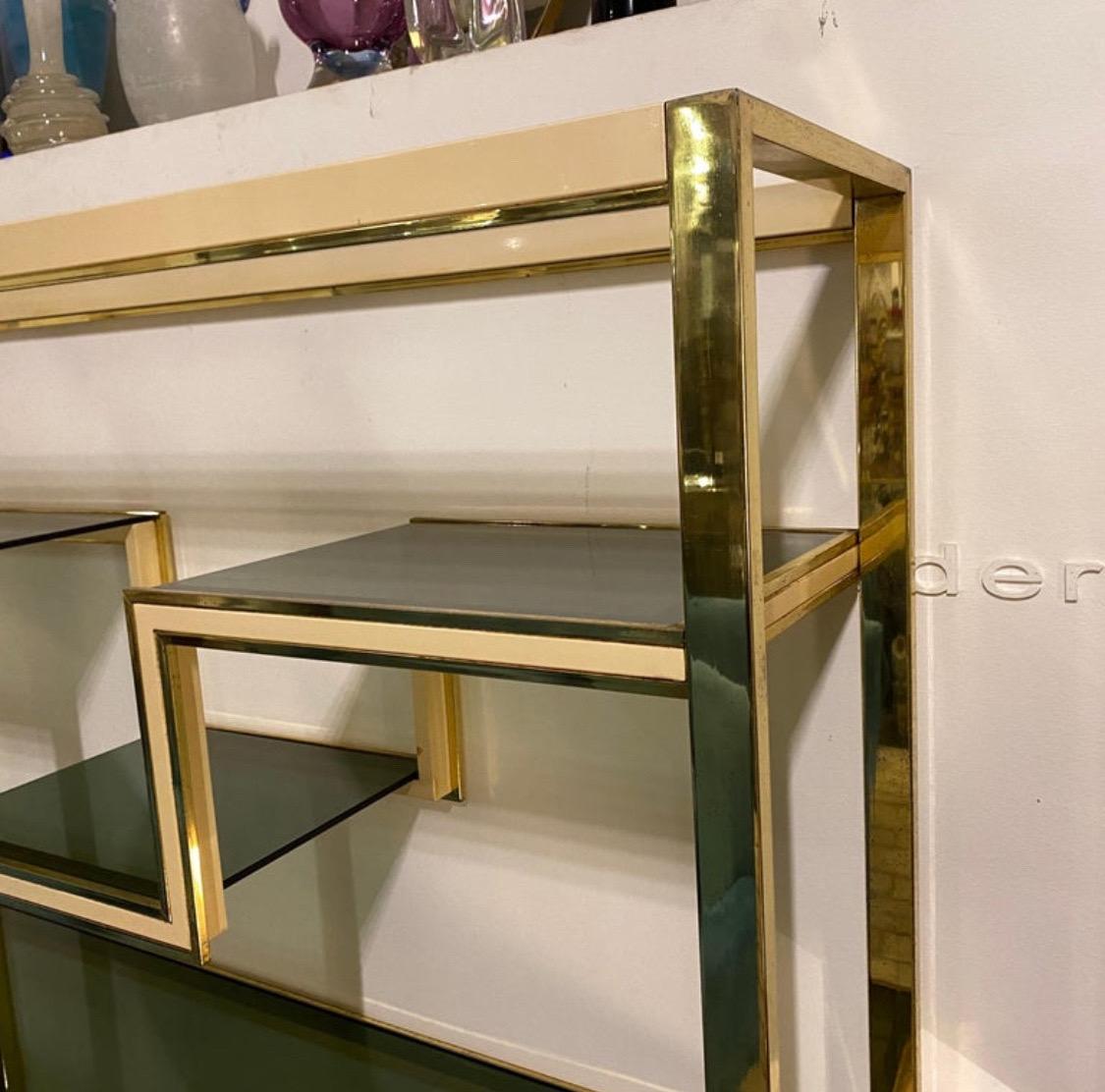 1970s Romeo Rega Style Mid-Century Modern Brass and Smoked glass Bookcase In Good Condition For Sale In Aci Castello, IT