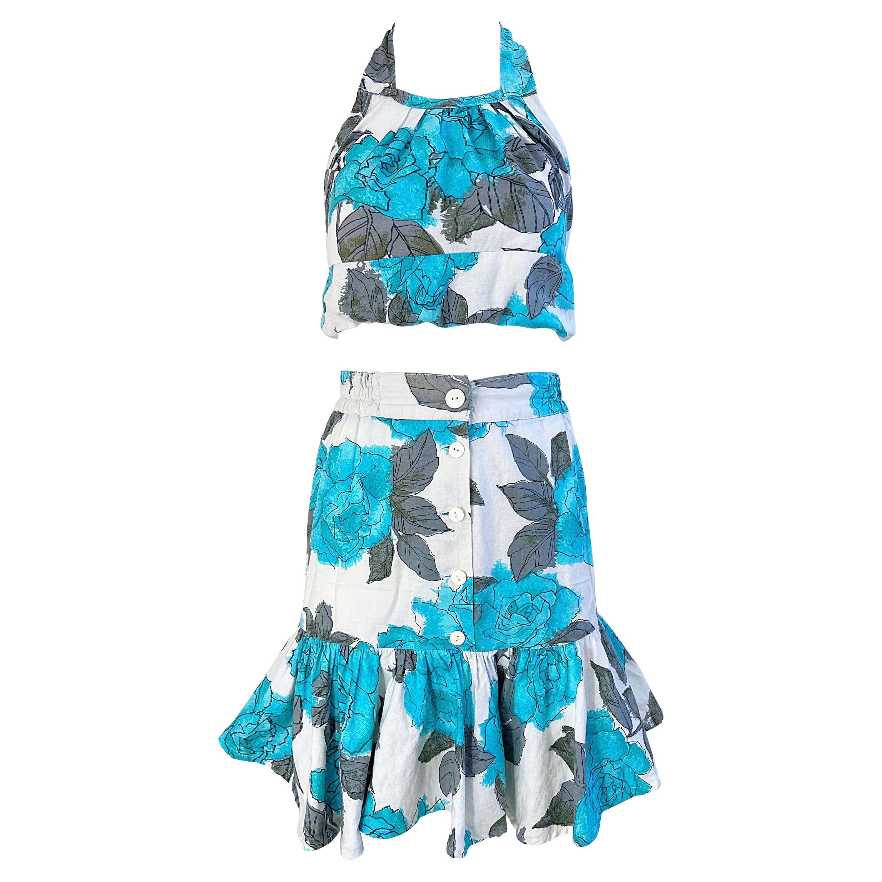 Ensemble jupe et haut court en coton imprimé de fleurs roses, turquoise, gris et blanc, années 1970 en vente