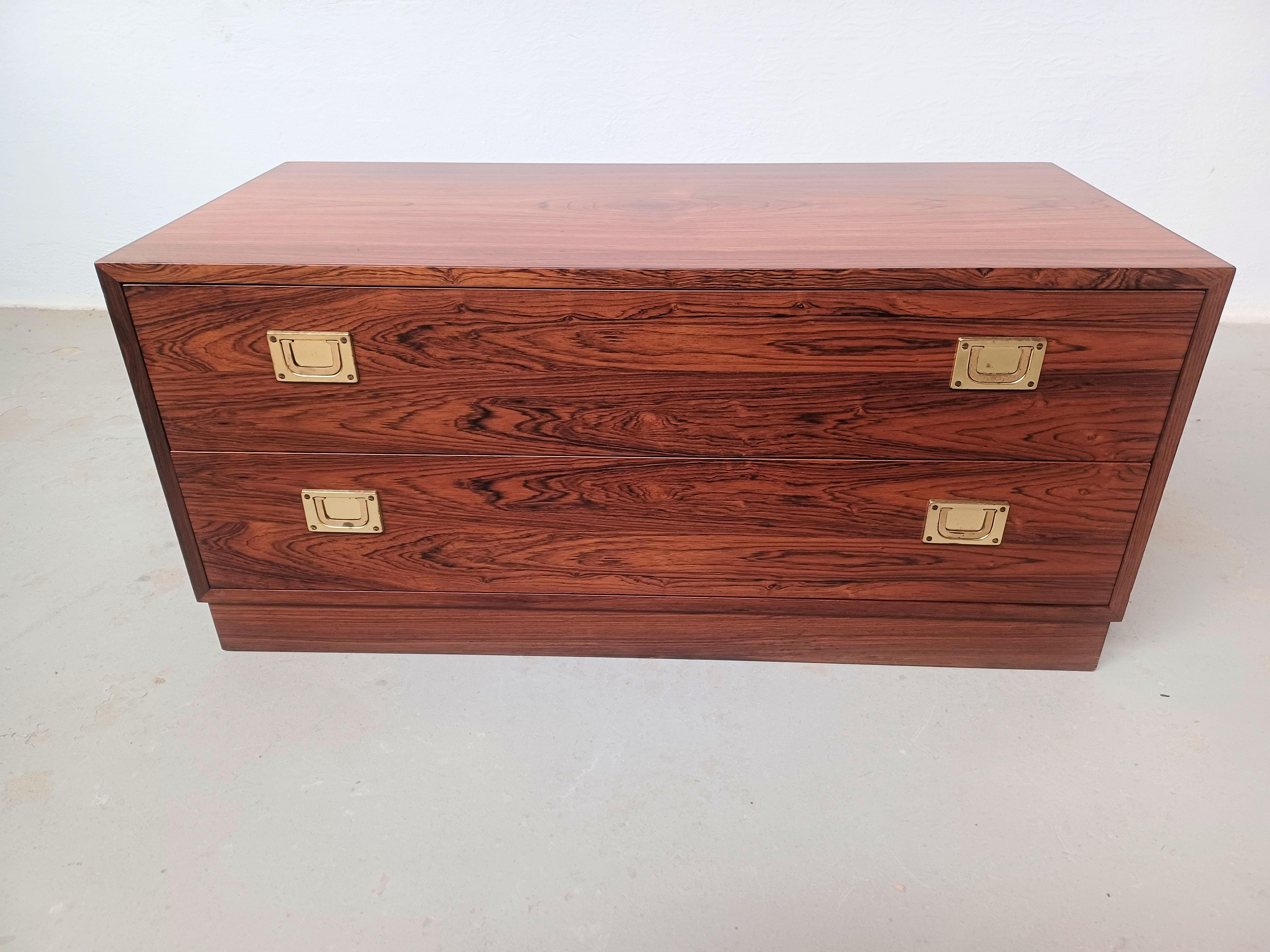 1970s rosewood chest of drawers by Reoval

1970s rosewood chest of drawers with two spacious drawers and very nice wood patterns that draw the attention of the eye.
The chest of drawers is in very good original condition and has been checked by our