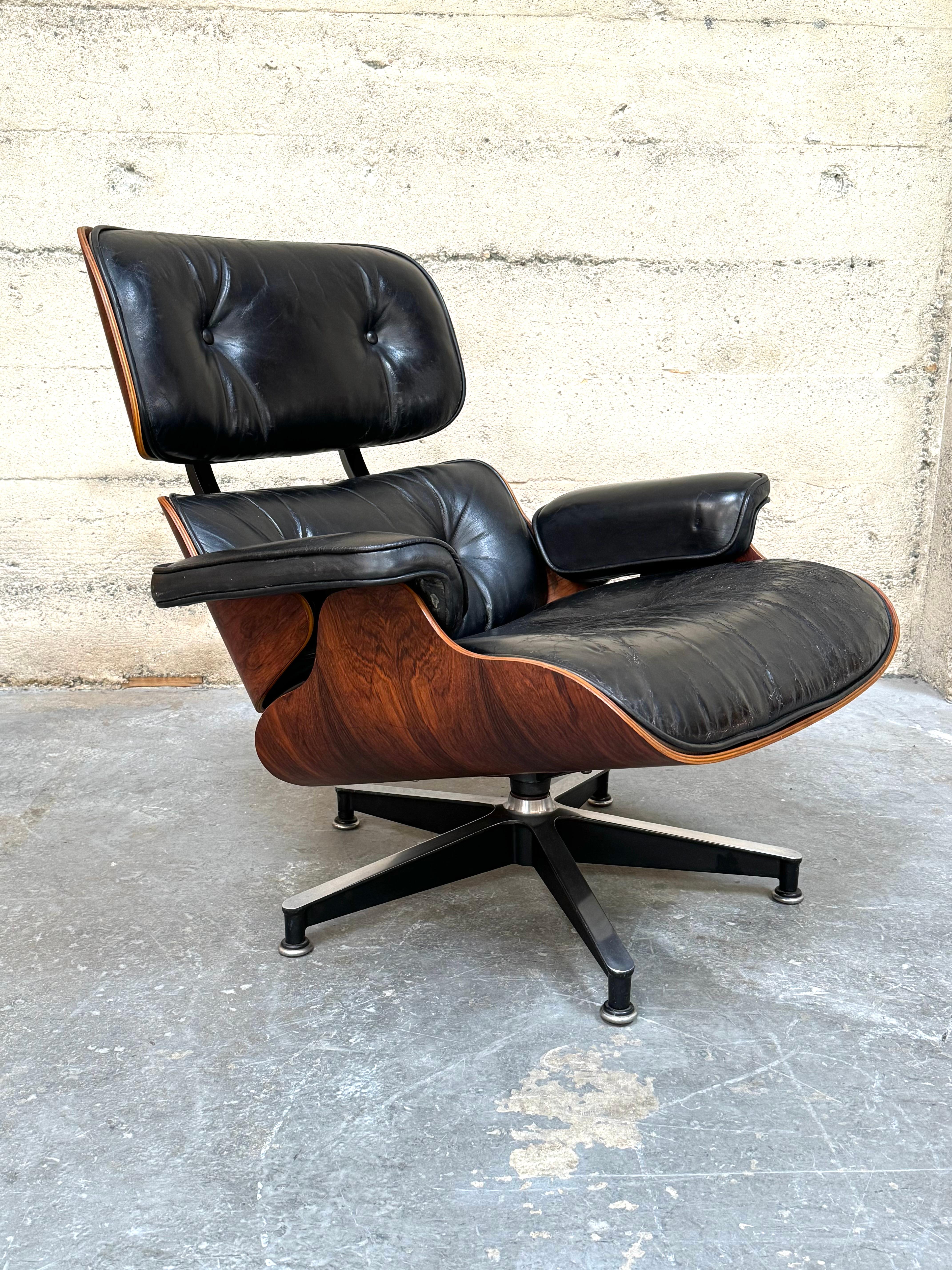 1977 production Eames 670 lounge chair (no ottoman) in rosewood with matching numbered shells corresponding to the grain pattern on the rosewood shells for symmetry in the grain. The graining  very expressive and has the rich reds and blacks