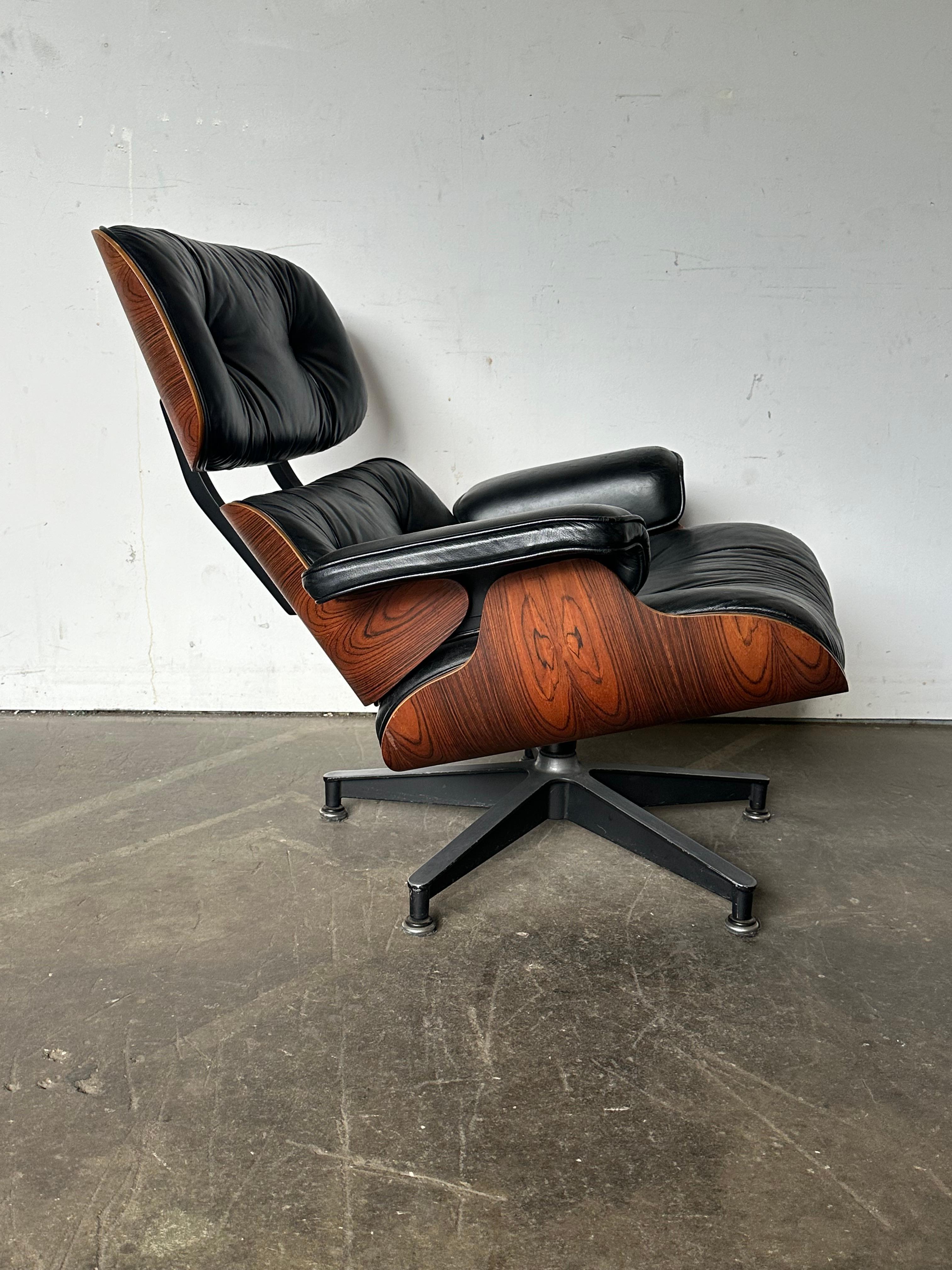 Mid-Century Modern 1970s Rosewood Herman Miller Lounge Chair and Ottoman