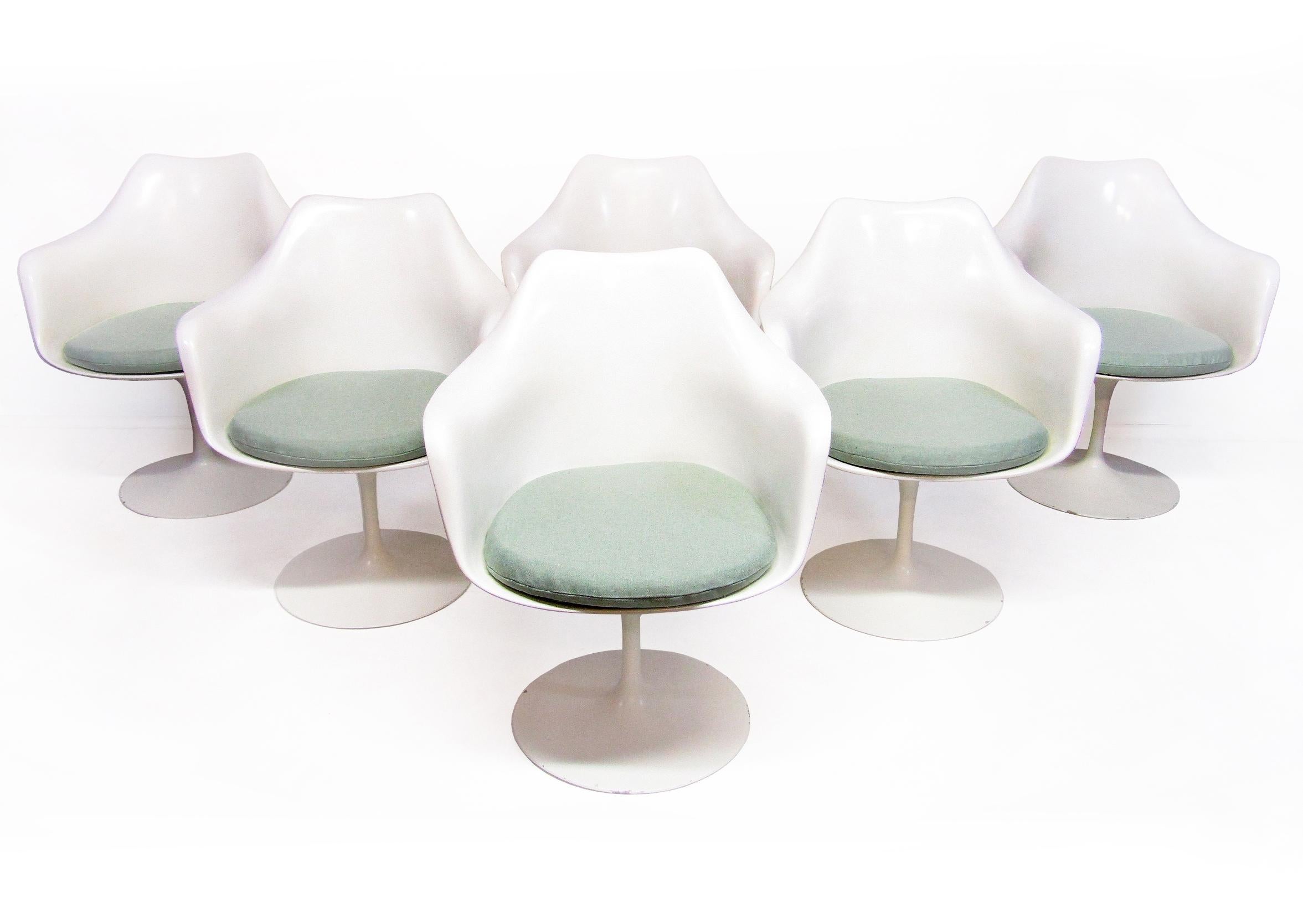 Originales Tulpen-Esszimmer von 1970 von Eero Saarinen für Knoll. 

Saarinens Tulpenentwurf verbindet Anmut mit Zweckmäßigkeit. Der seltene Tulpentisch aus Rio-Palisander hat eine schöne Maserung und macht mit 137 cm Durchmesser einen