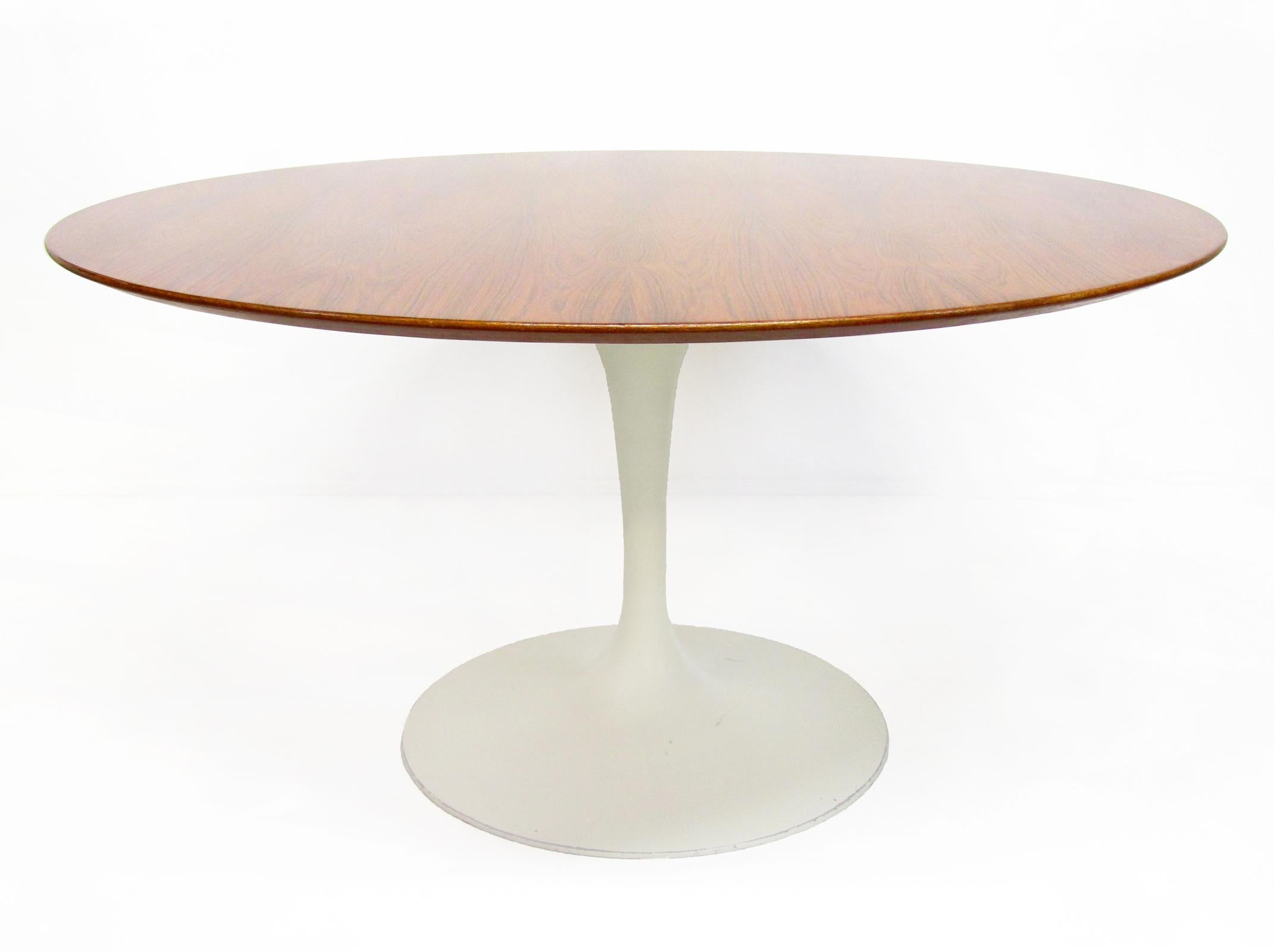 Métal Table de salle à manger Tulip et six chaises des années 1970 par Eero Saarinen pour Knoll en vente