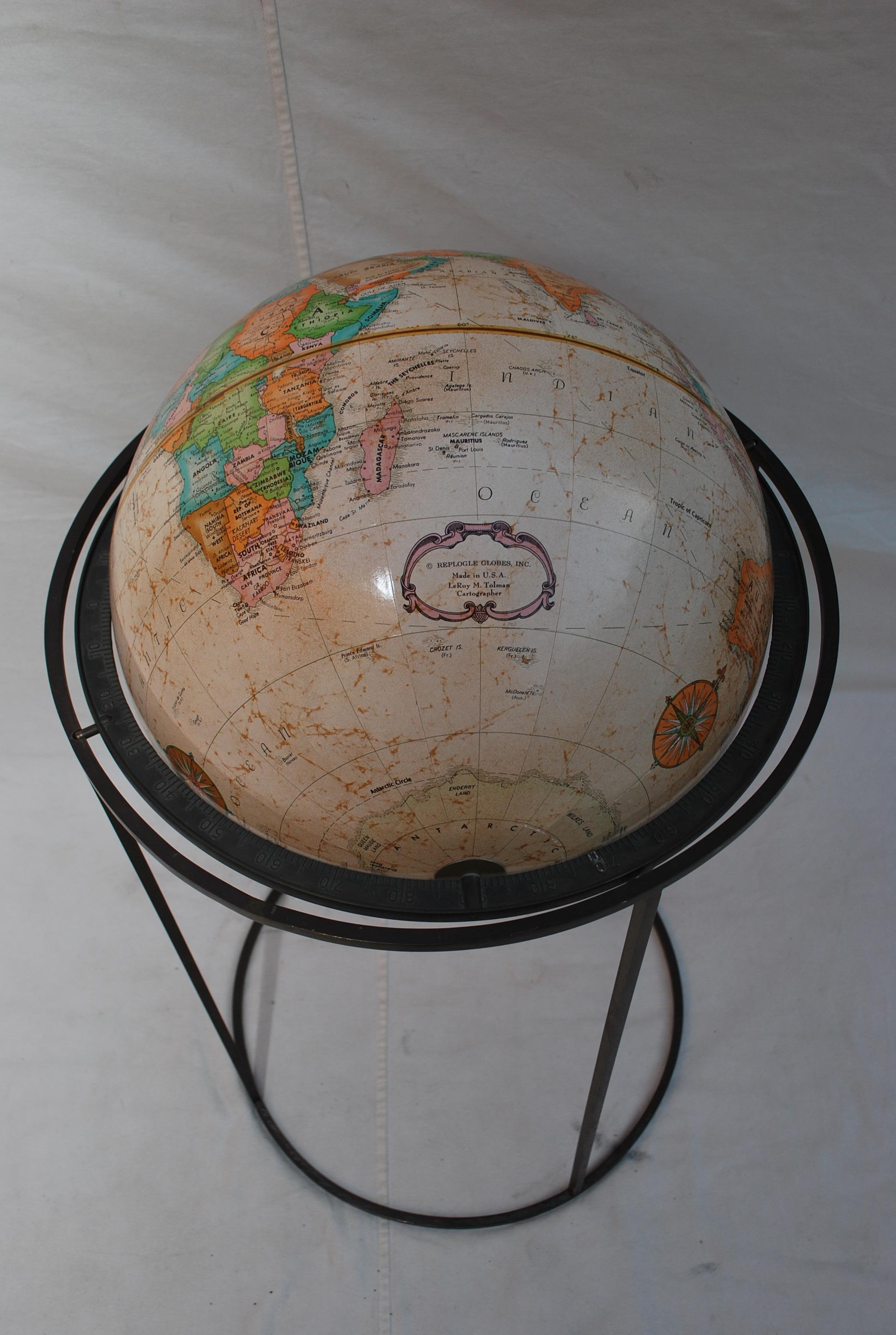 Globe terrestre rotatif Replogle Globes des années 1970 Bon état - En vente à Los Angeles, CA