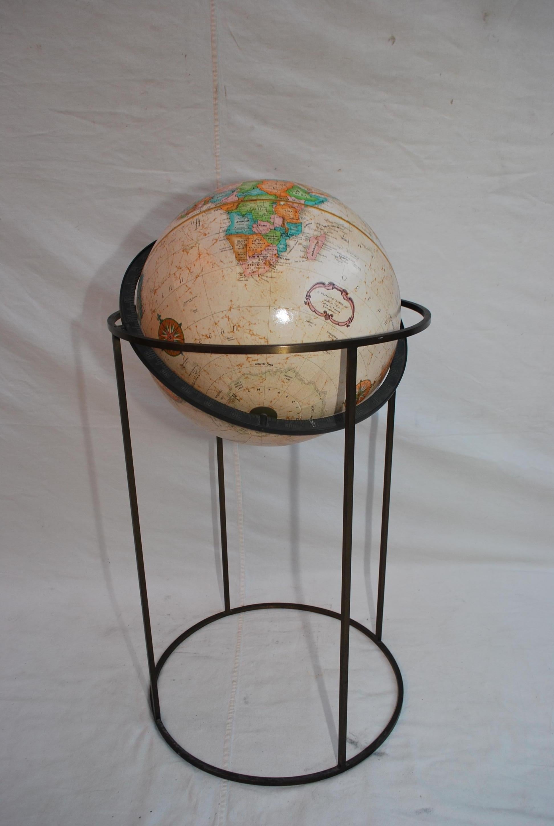 Globe terrestre rotatif Replogle Globes des années 1970 en vente 1
