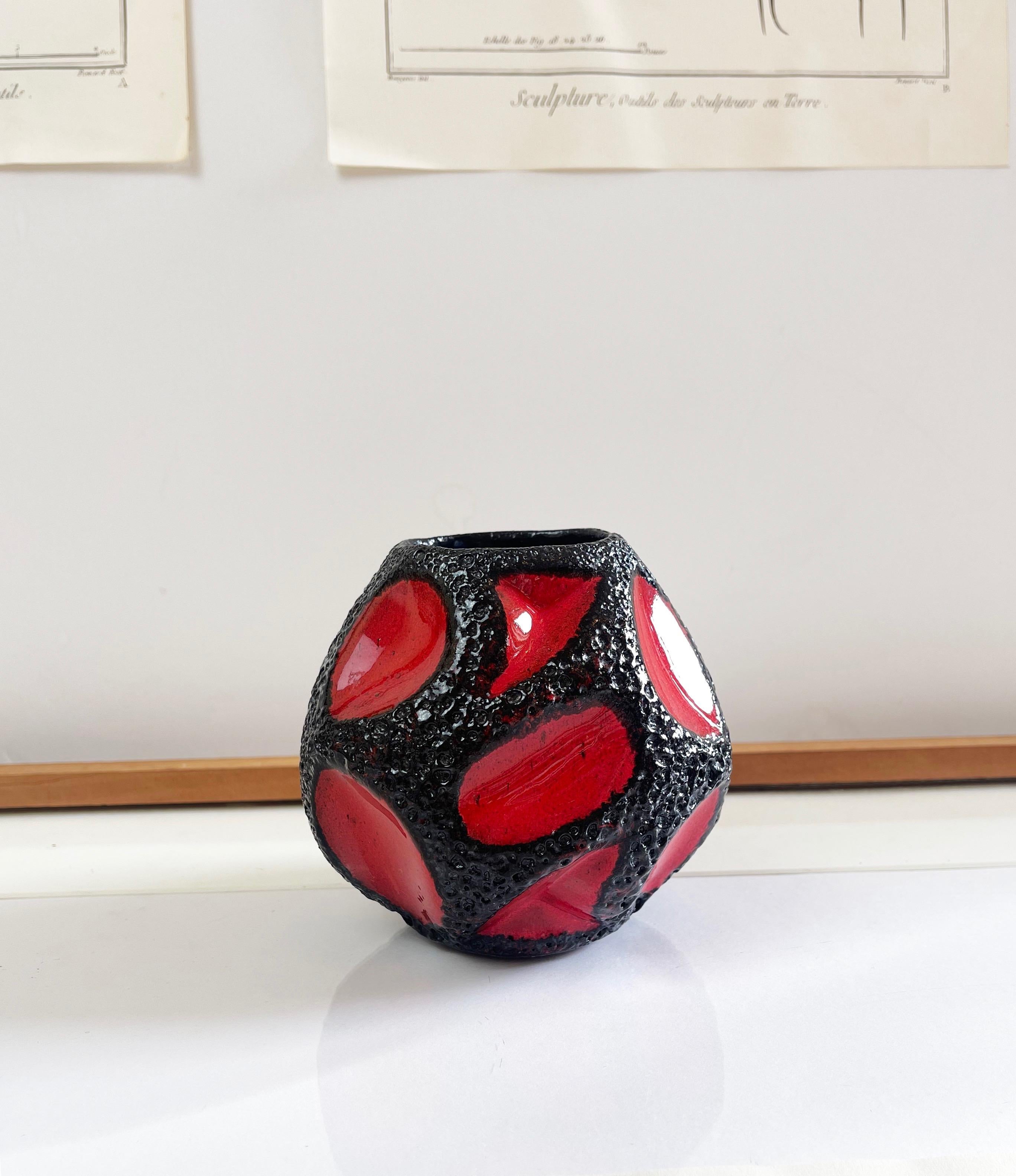 1970s Roth Keramik Studio Art Pottery Vase ‘’Fat Lava’’ Red, West Germany In Good Condition For Sale In Andernach, DE