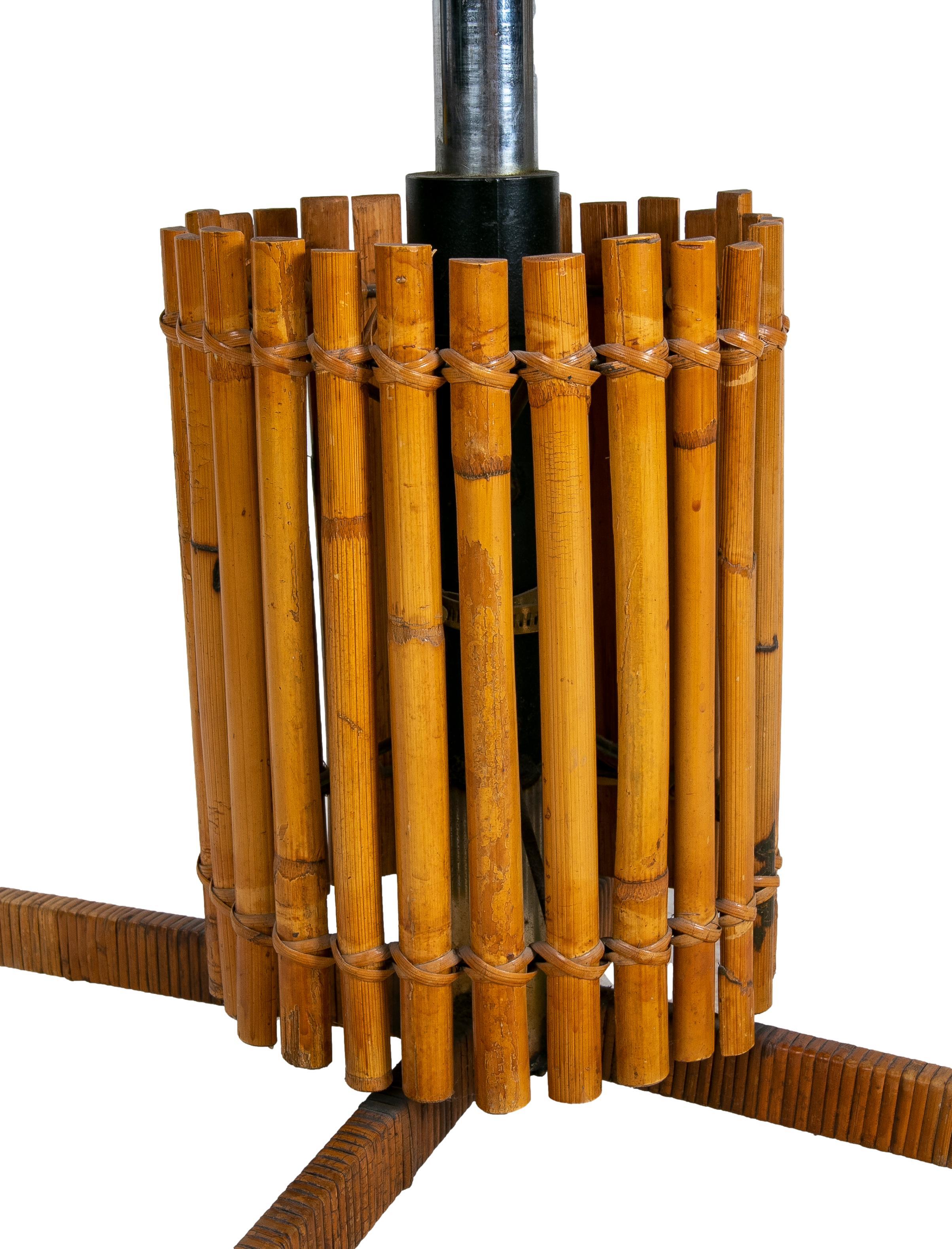 Table ronde des années 1970 avec plateau de table en bambou et structure en acier Formica en vente 1