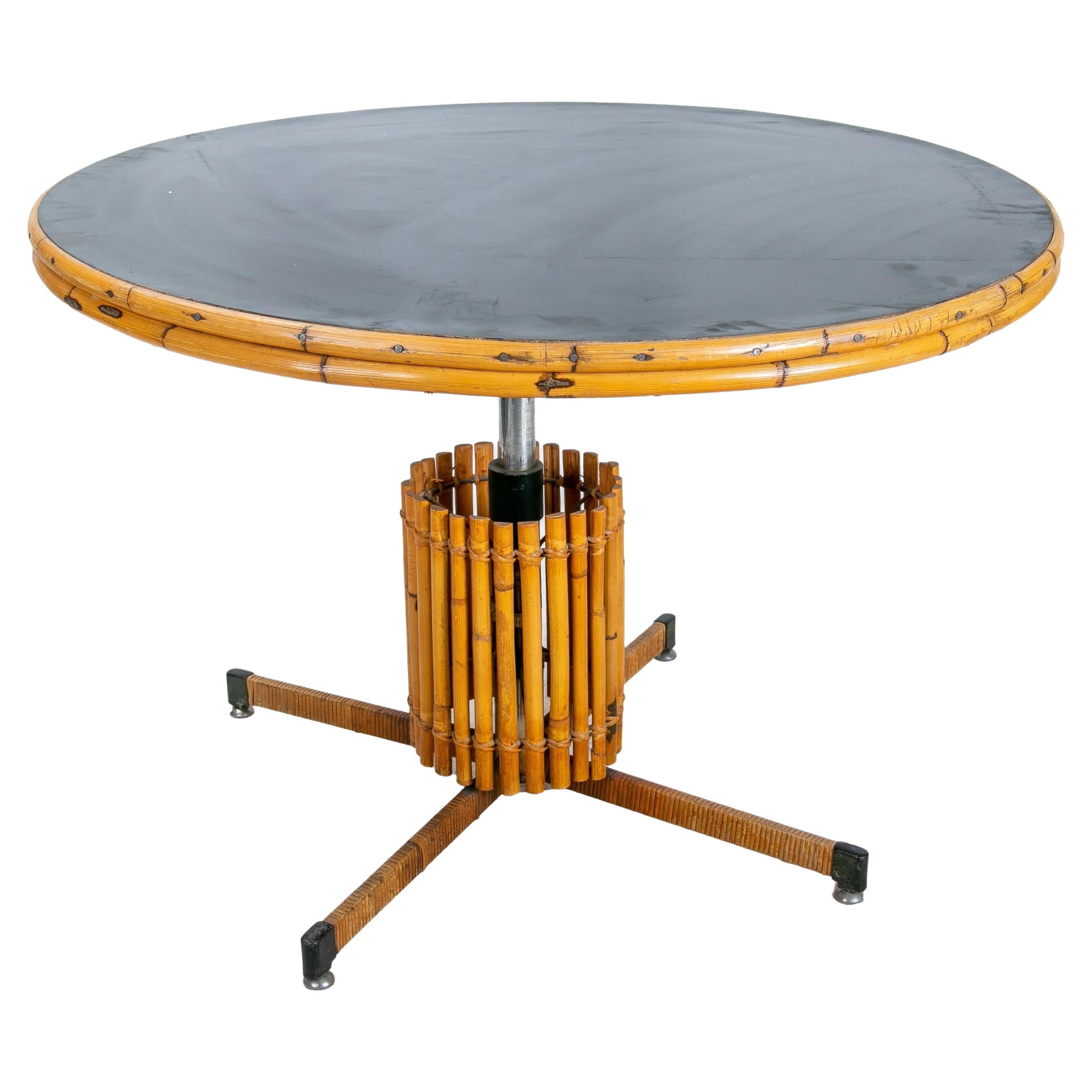Table ronde en bambou des années 1970 avec plateau de table en formica et structure en acier 