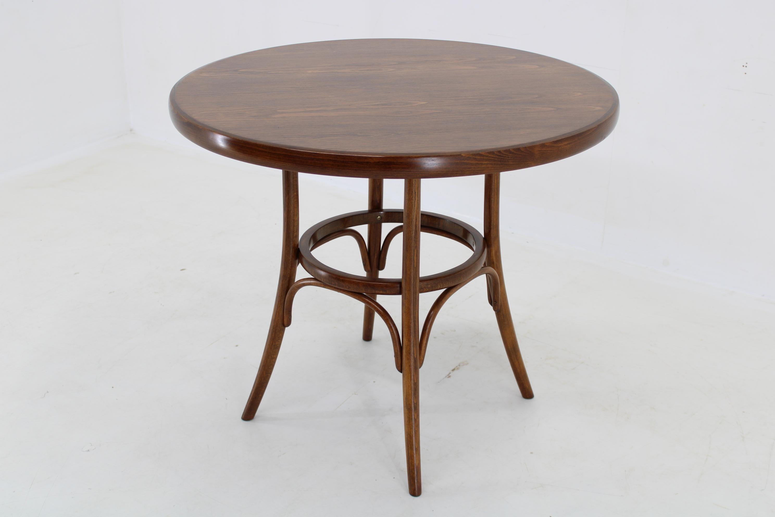 1970s Round Beech Bentwood Table by Ton,  Czechoslovakia In Good Condition For Sale In Praha, CZ