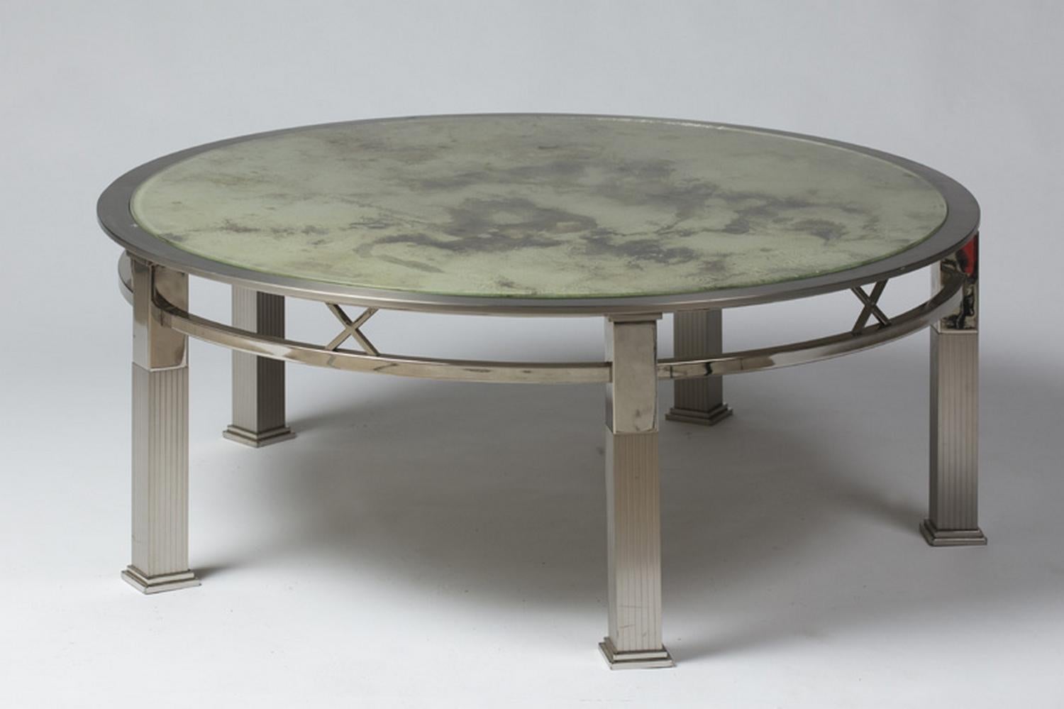 Table basse ronde en métal chromé et verre travaillé à l'acide, France, période 1970.
Un travail de qualité, dans l'esprit de la Maison Jansen.

   