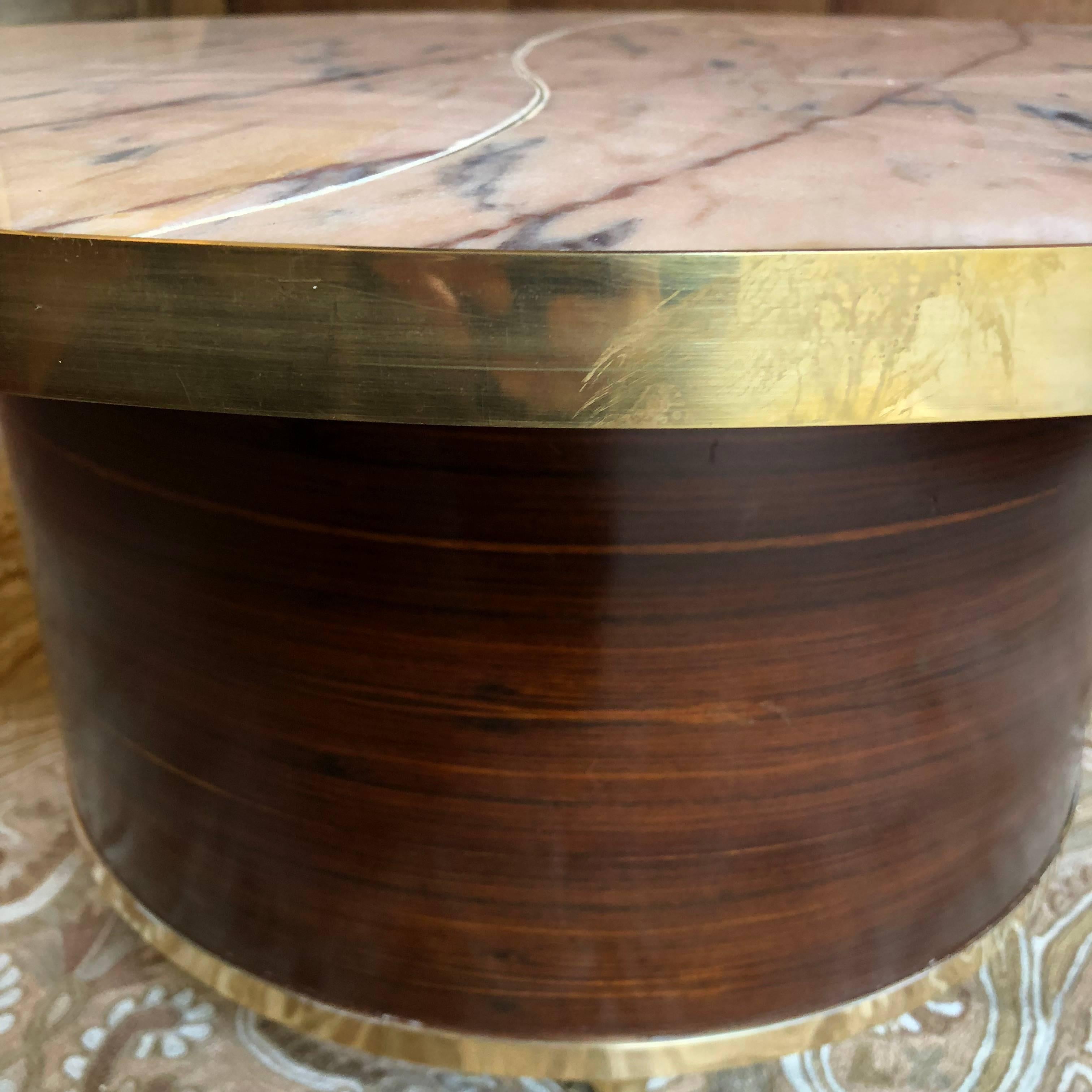 1970s Round Coffee Table with Pink Marble Top, Wood Veneer, Brass Inlay & Wheels In Excellent Condition In Firenze, Tuscany