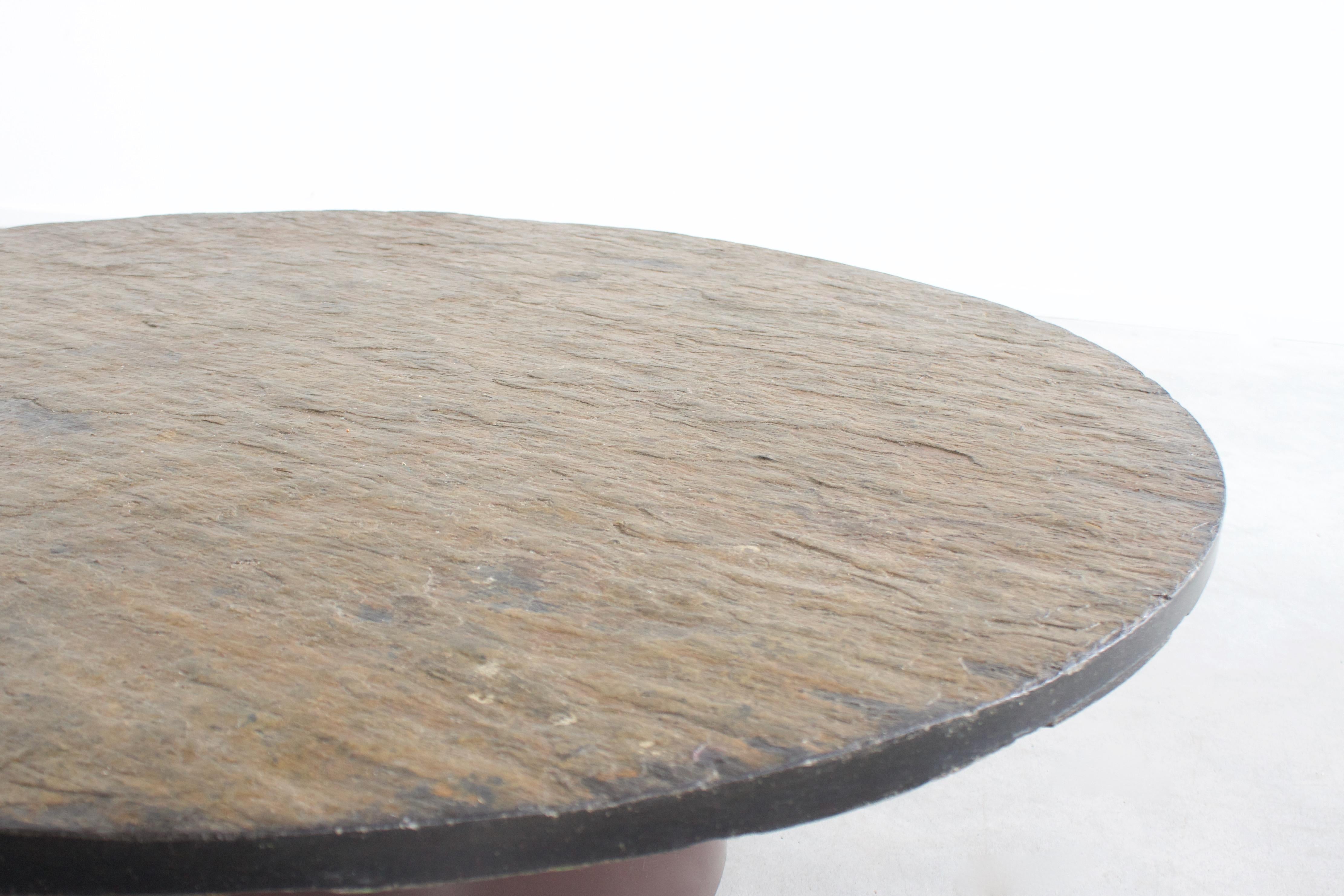 Belge Table basse ronde brutaliste des années 1970 avec plateau en ardoise brun/vert en vente