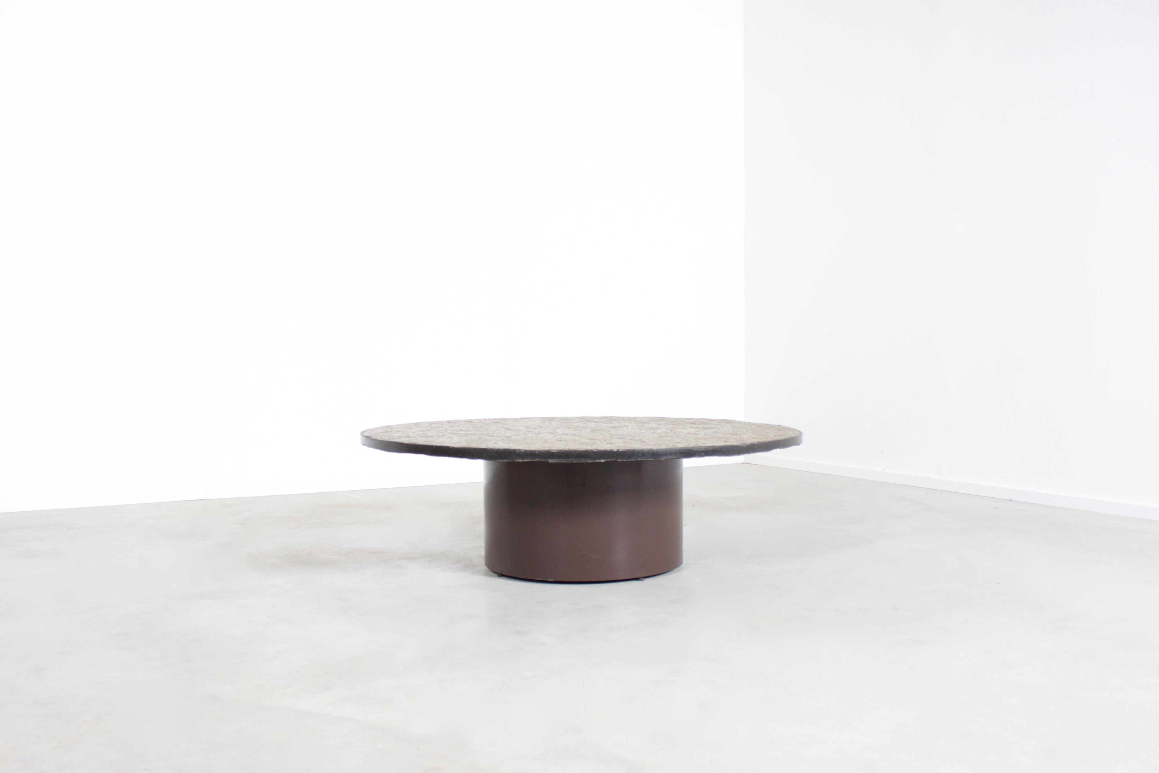 Brutalist 1970s Round Coffee Table with a Brown/Green Slate Top In Good Condition For Sale In Echt, NL