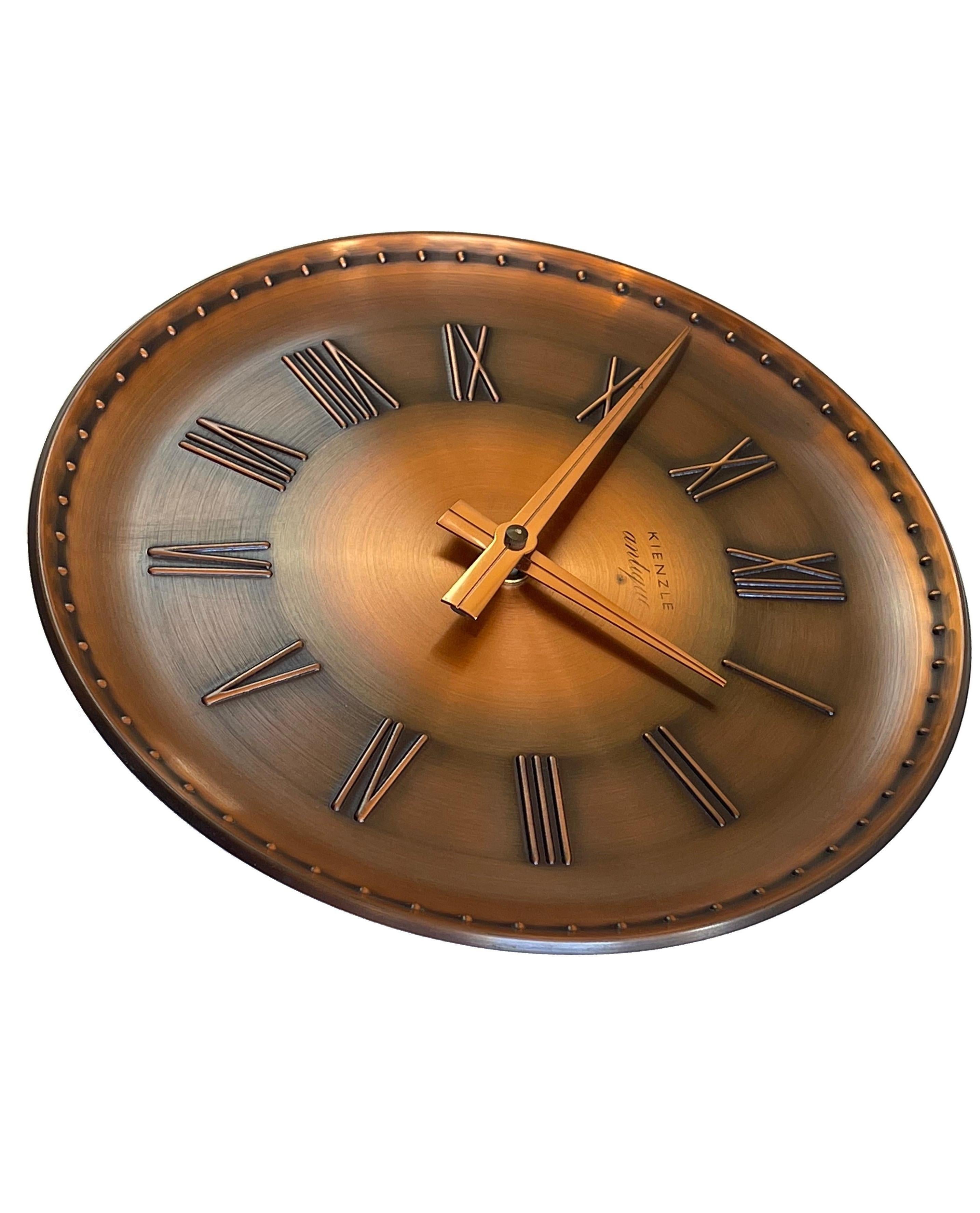 Mid-Century Modern Horloge ronde en cuivre des années 1970 de Kienzle avec chiffres romains, patine antique