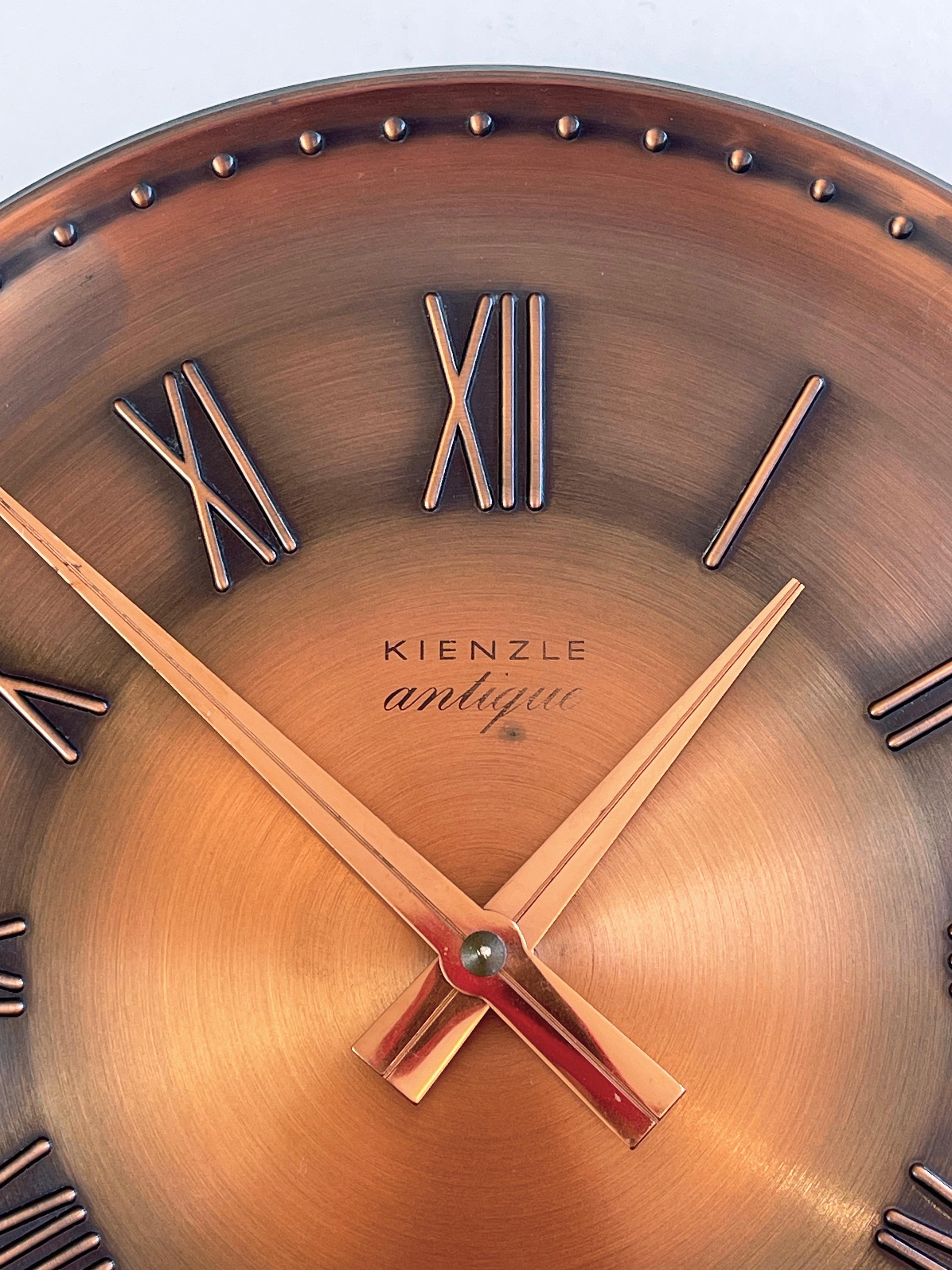Fait à la machine Horloge ronde en cuivre des années 1970 de Kienzle avec chiffres romains, patine antique