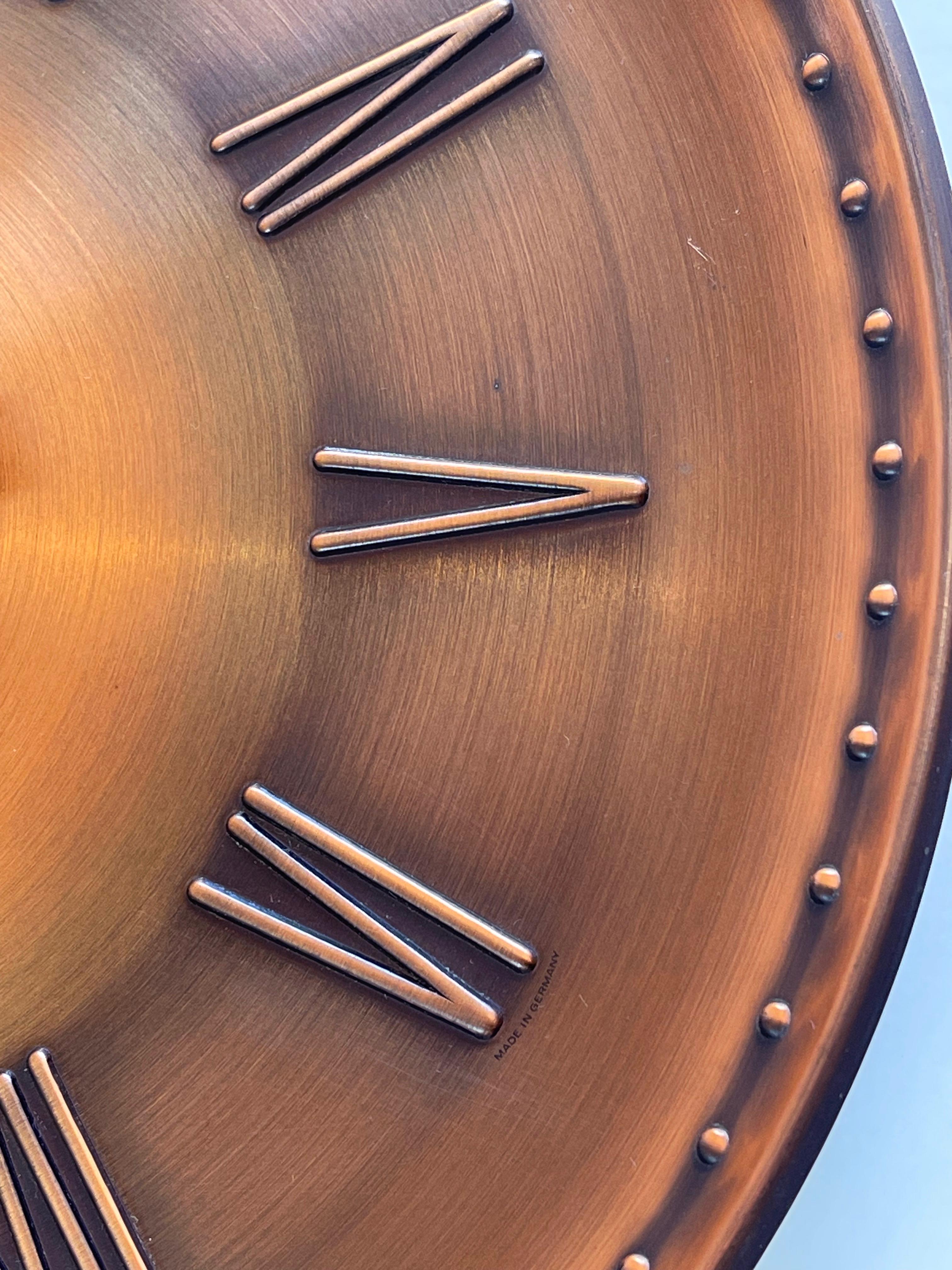 Horloge ronde en cuivre des années 1970 de Kienzle avec chiffres romains, patine antique Bon état à Andernach, DE