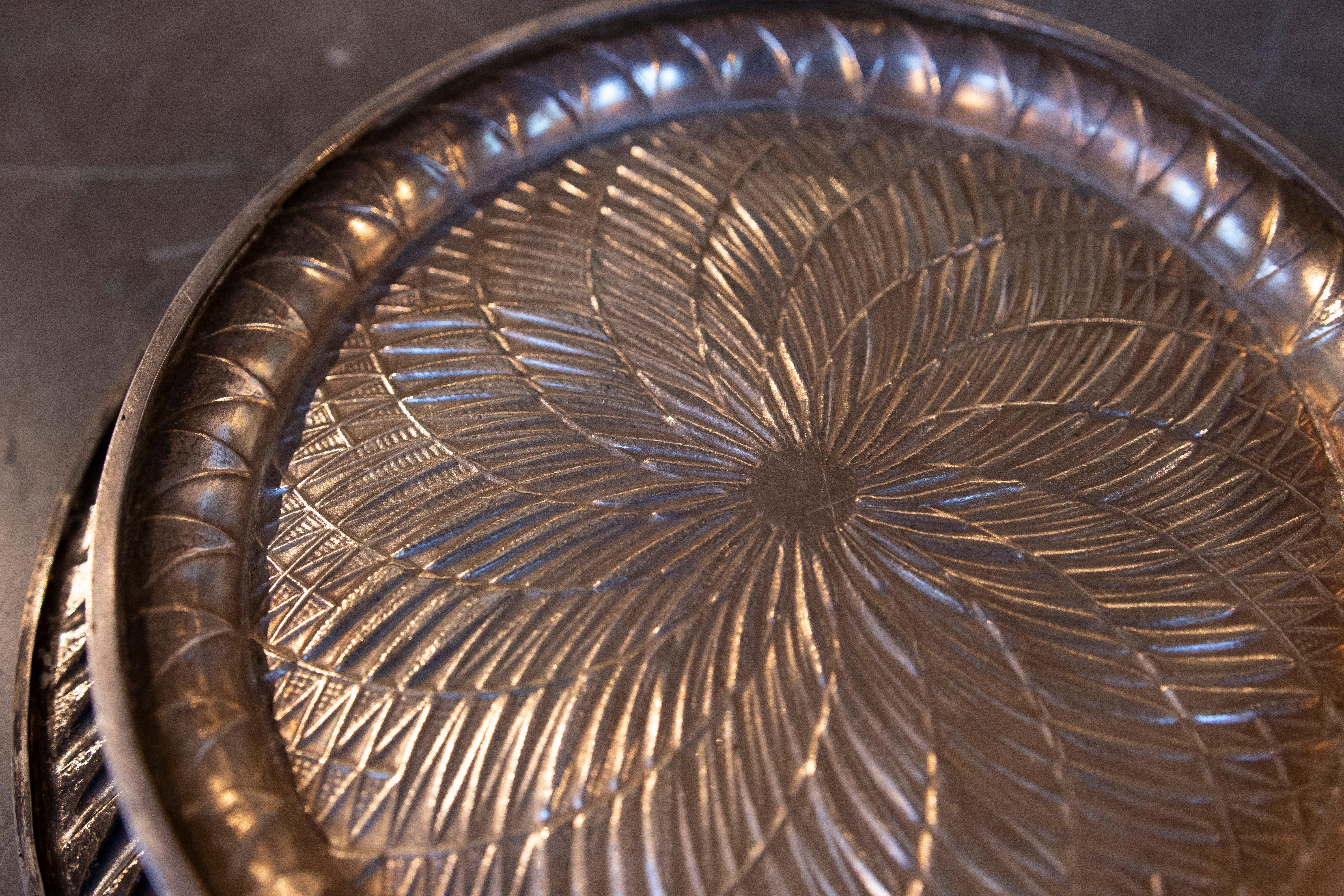 Assiette décorative ronde des années 1970 avec gravure géométrique en vente 5