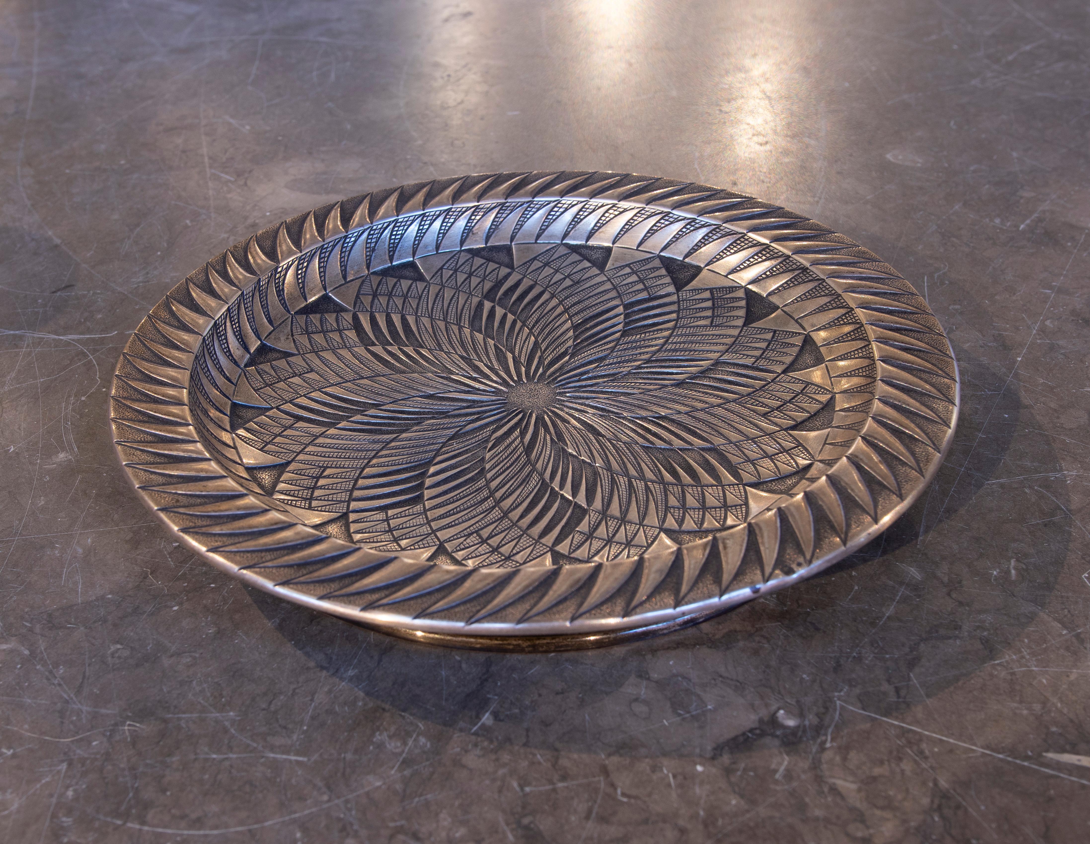 Espagnol Assiette décorative ronde des années 1970 avec gravure géométrique en vente