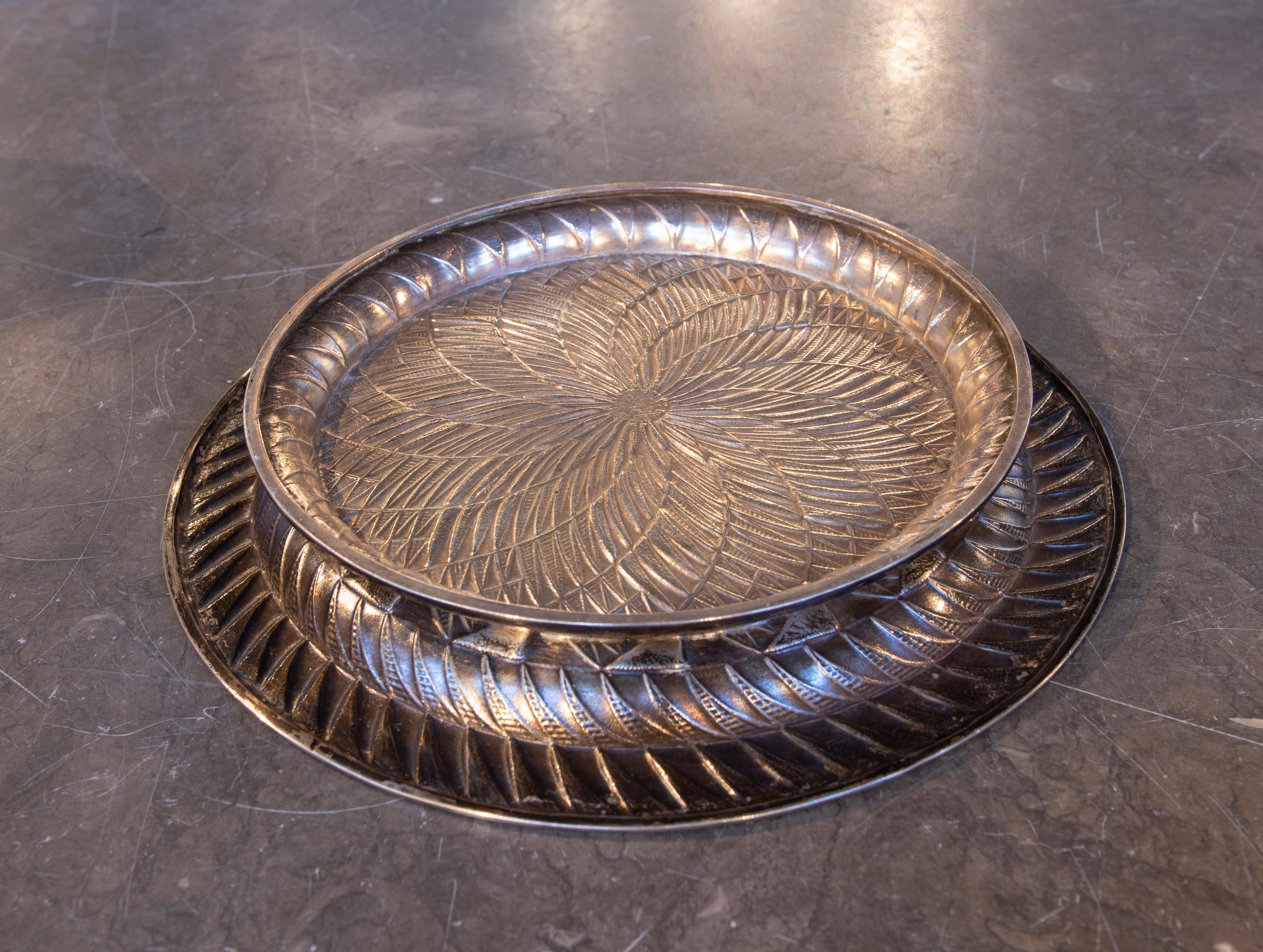 Assiette décorative ronde des années 1970 avec gravure géométrique Bon état - En vente à Marbella, ES