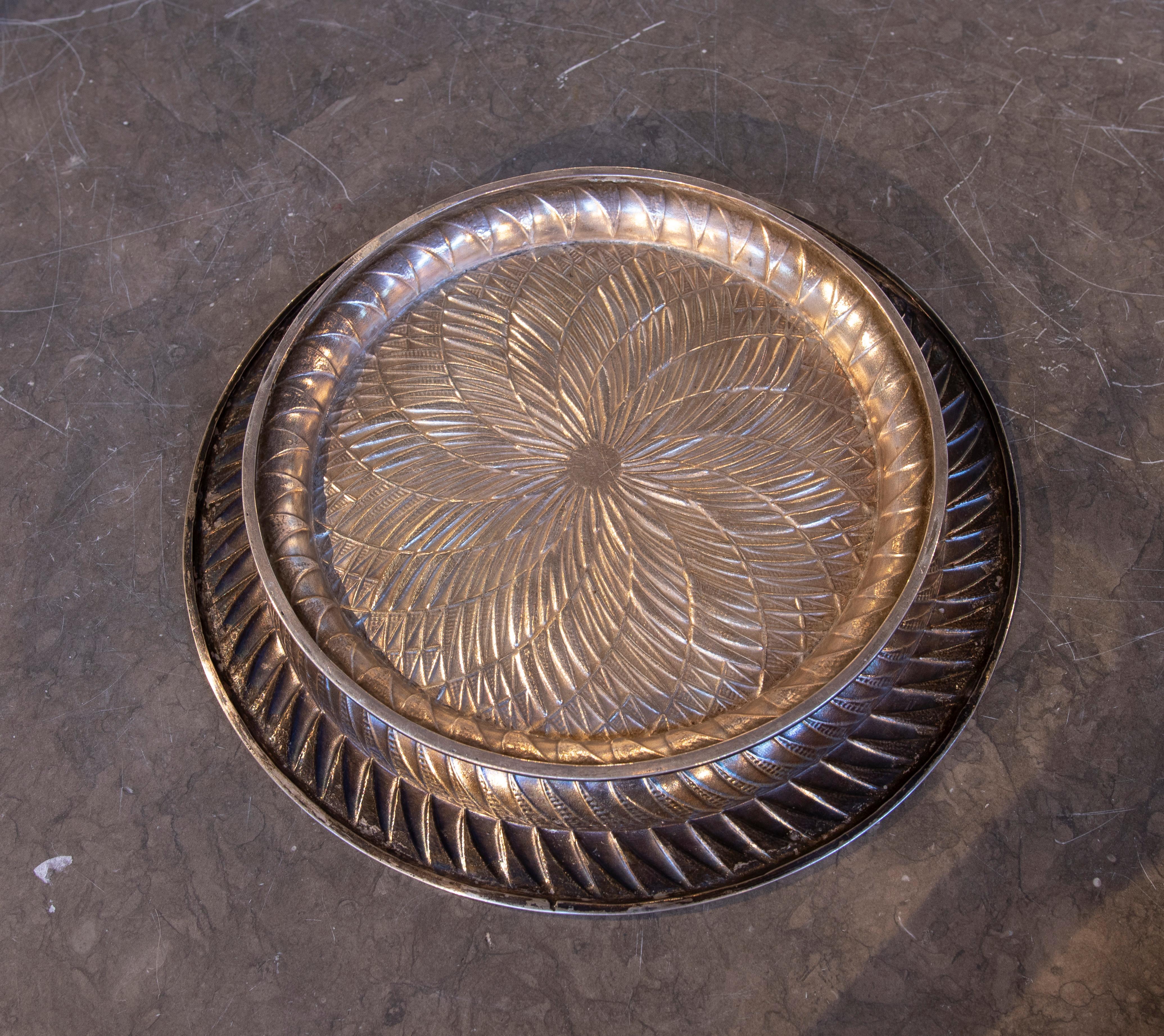 Assiette décorative ronde des années 1970 avec gravure géométrique en vente 3