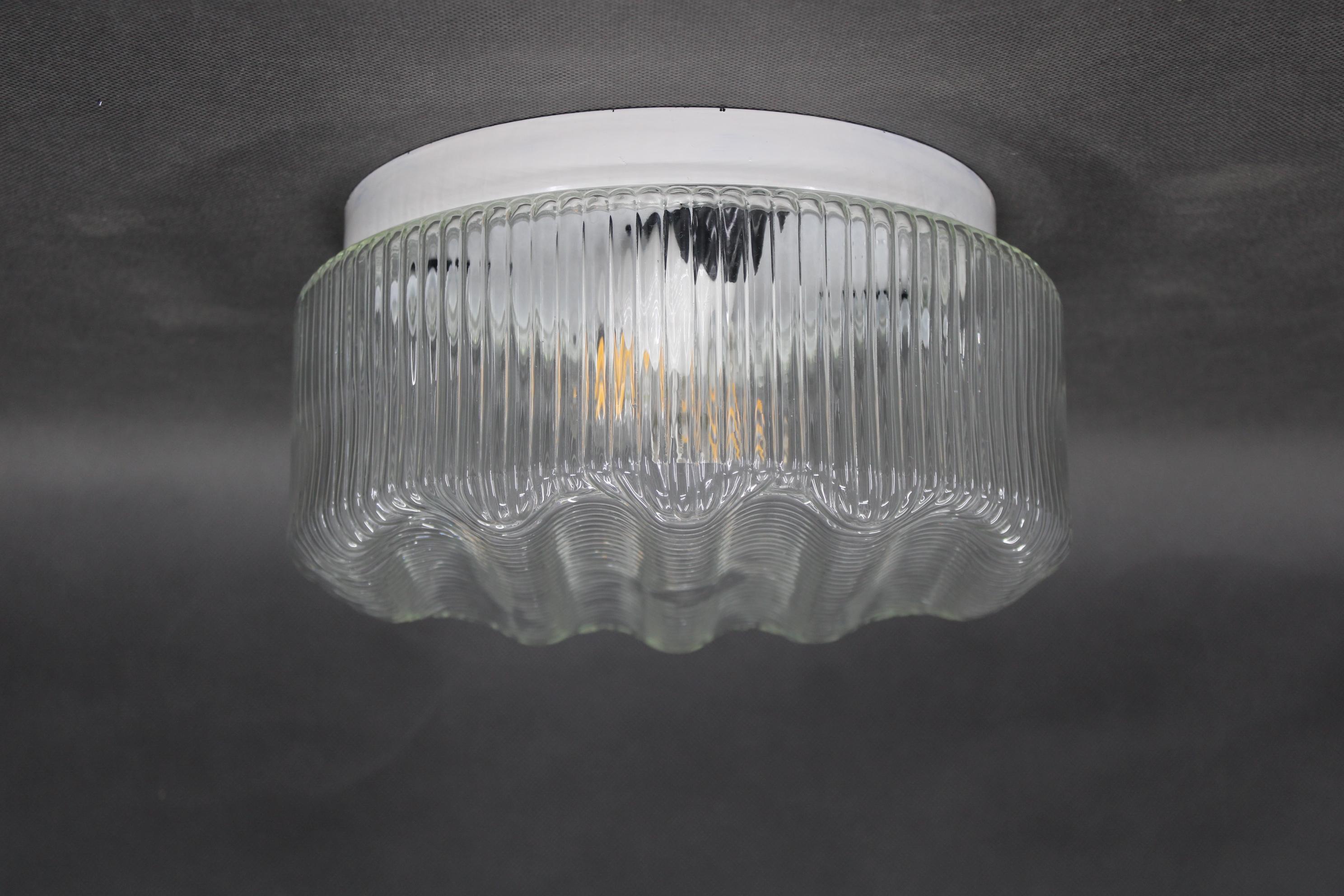 - Nuovo cablaggio  
- Lampadina E26 - E27 
- Compatibile con il cablaggio degli Stati Uniti 