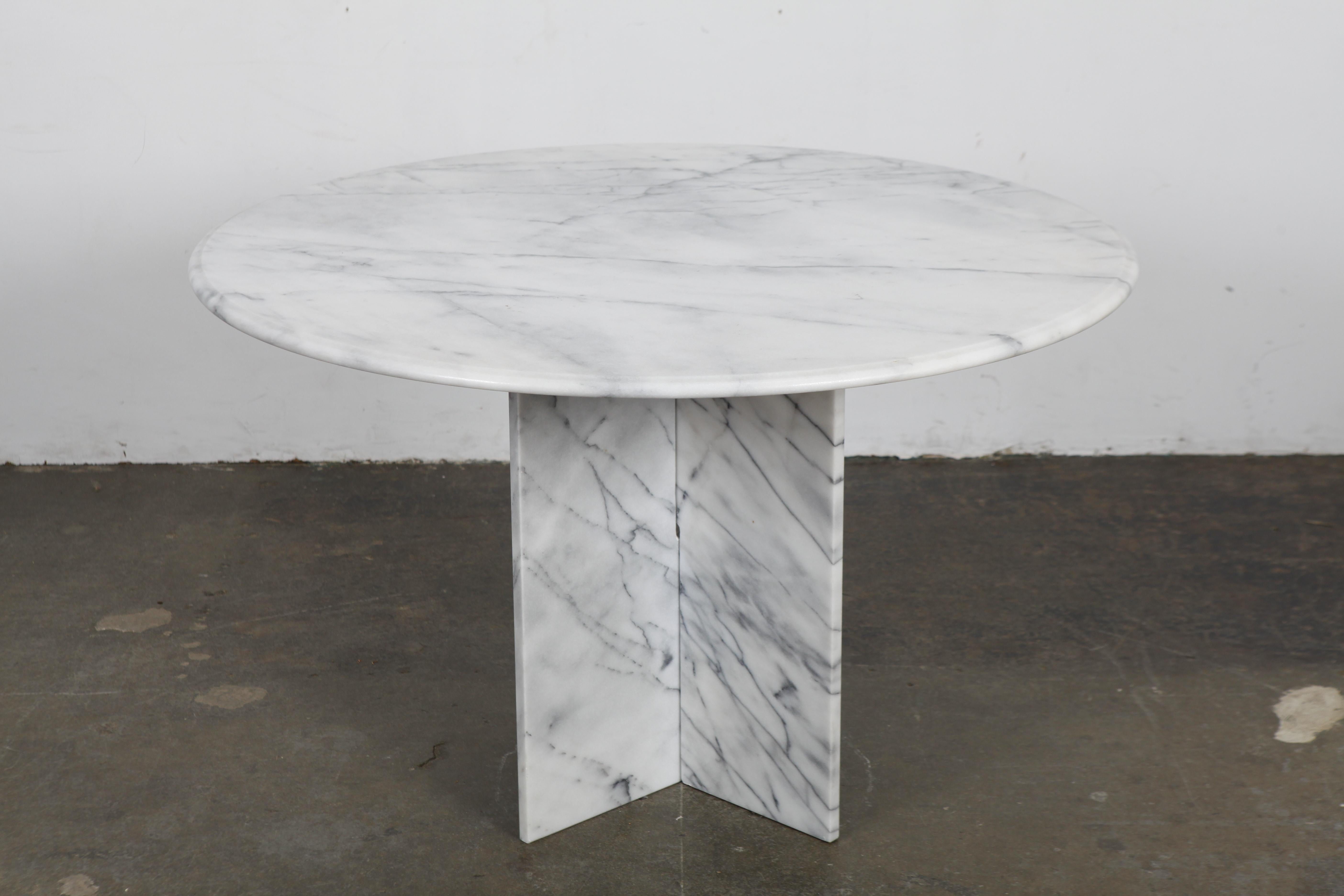 1970s Carrara marble round top dining table with 'X' style pedestal base, with a polished top. Nice size for a small 4-seat dining or breakfast table, Italy. No chips or damage in the top.