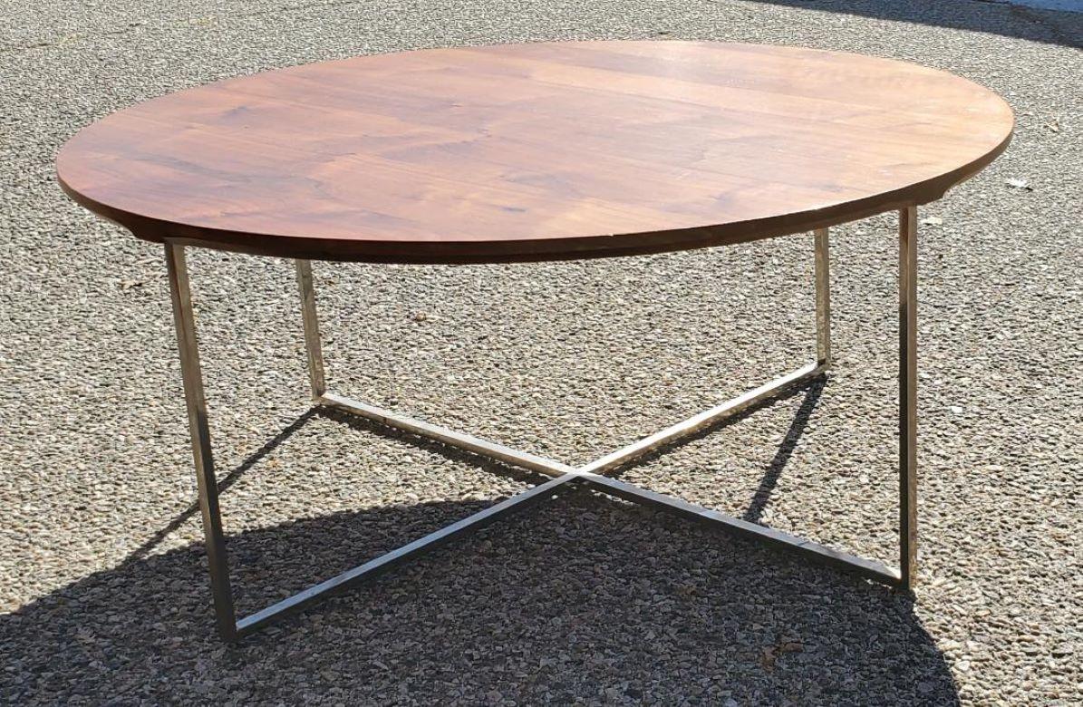 1970 Round Walnut Solid Coffee / Cocktail Table With Chrome X Base In The Style Of Milo Baughman. Le plateau de la table en noyer massif présente un motif unique et la base en X chromée est en excellent état. Le plateau de la table ronde en noyer