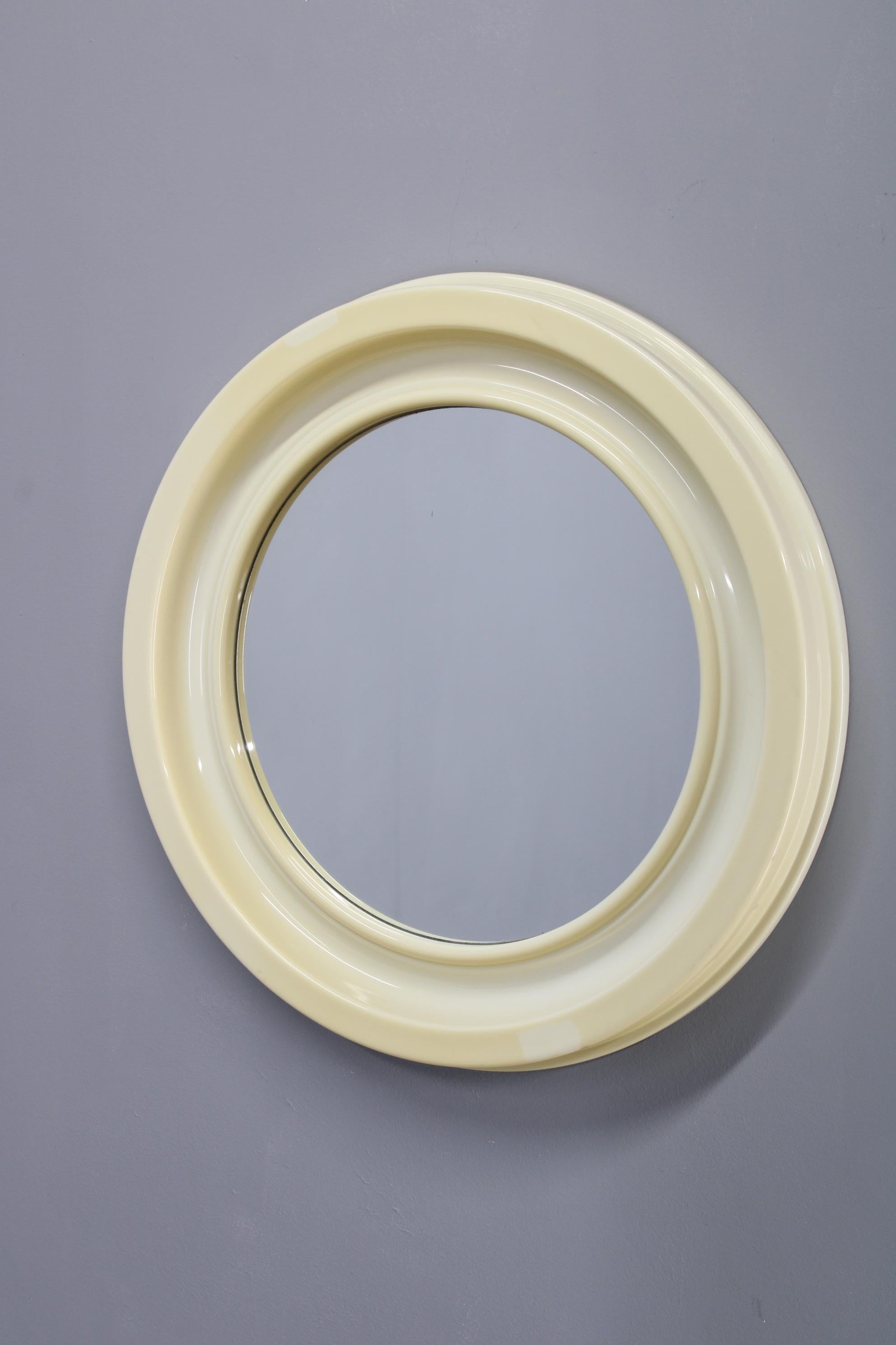 - Buone condizioni originali con lievi segni d'uso 
- Telaio in plastica 
- colore bianco crema 