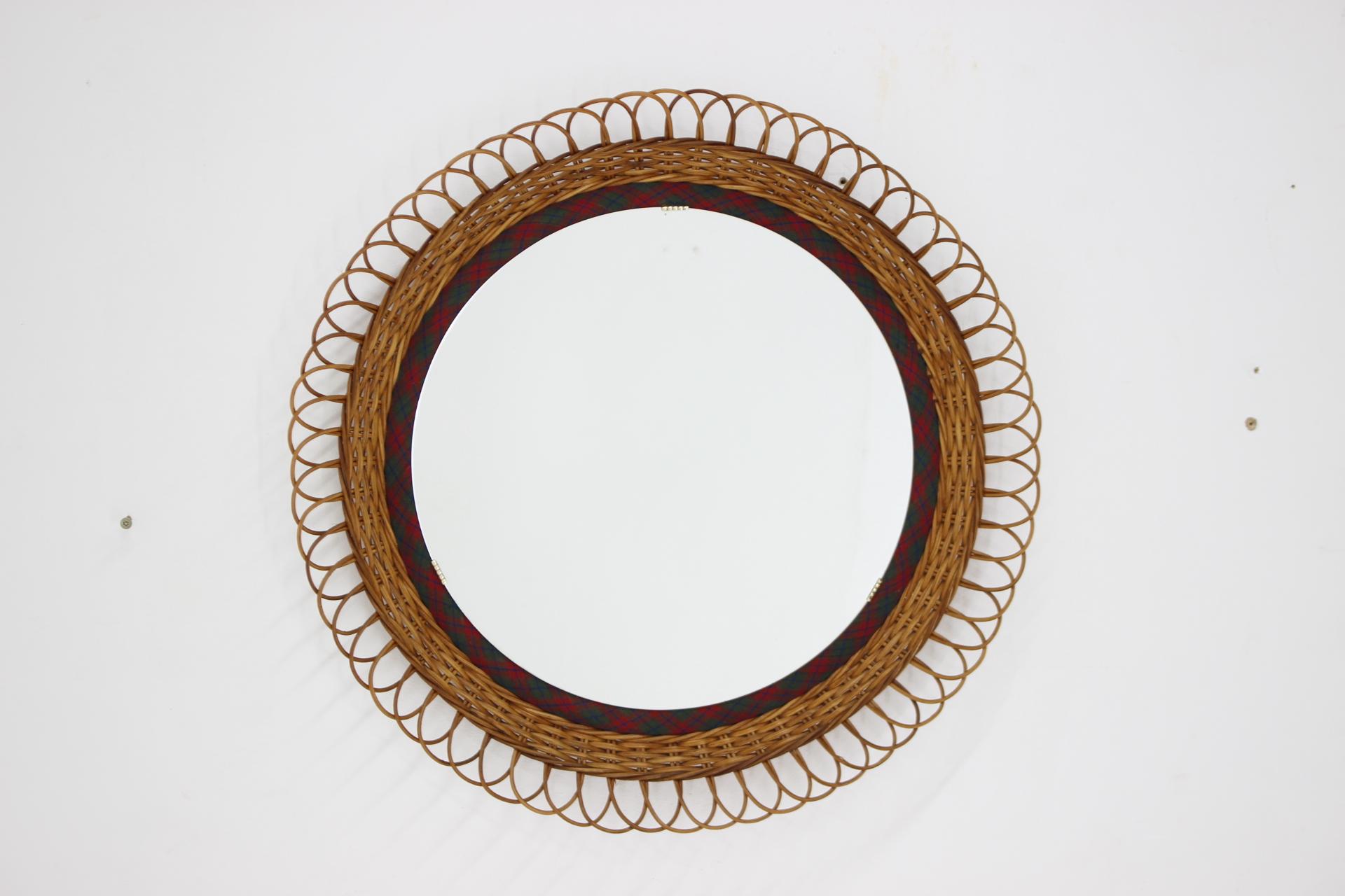 1970s Round Mirror with Rattan Edge, Czechoslovakia In Good Condition For Sale In Praha, CZ