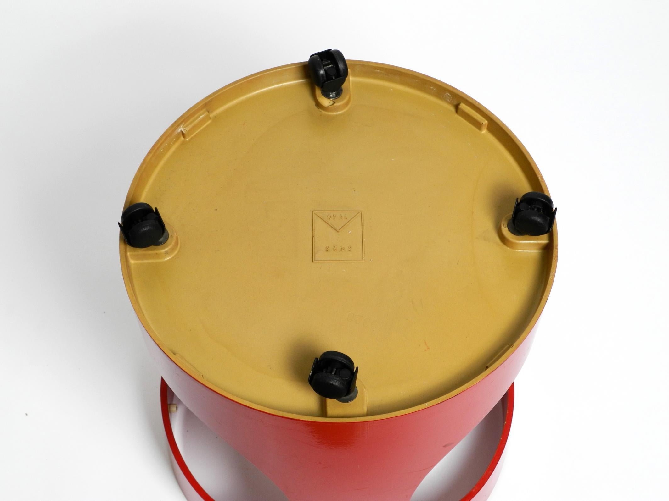 1970er runder roter Beistelltisch von OPAL im Space Age Design mit Rauchglasplatte im Angebot 4